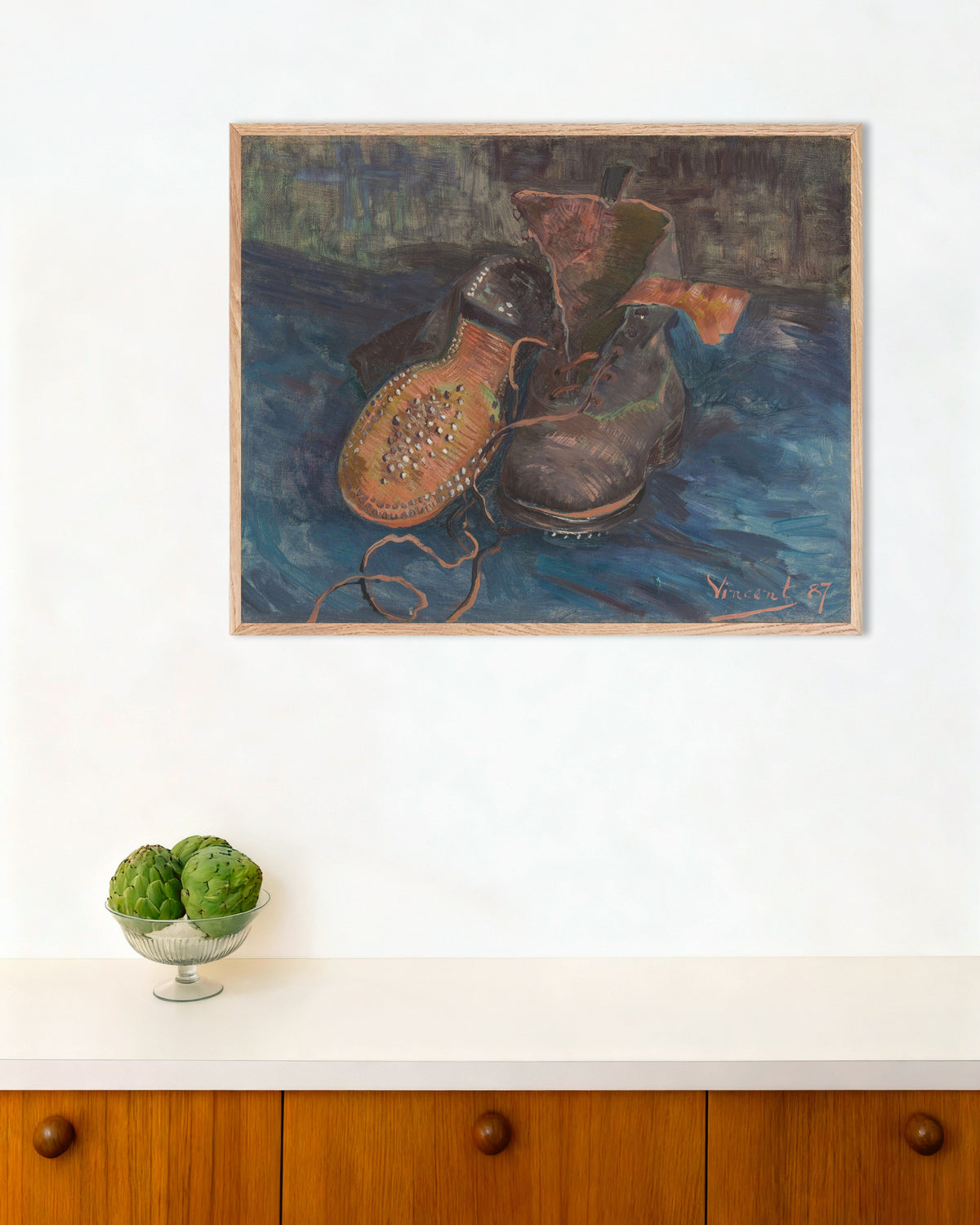Poster von Ein Paar Stiefel (1887) von Vincent van Gogh, mit naturfarbenem Holzrahmen