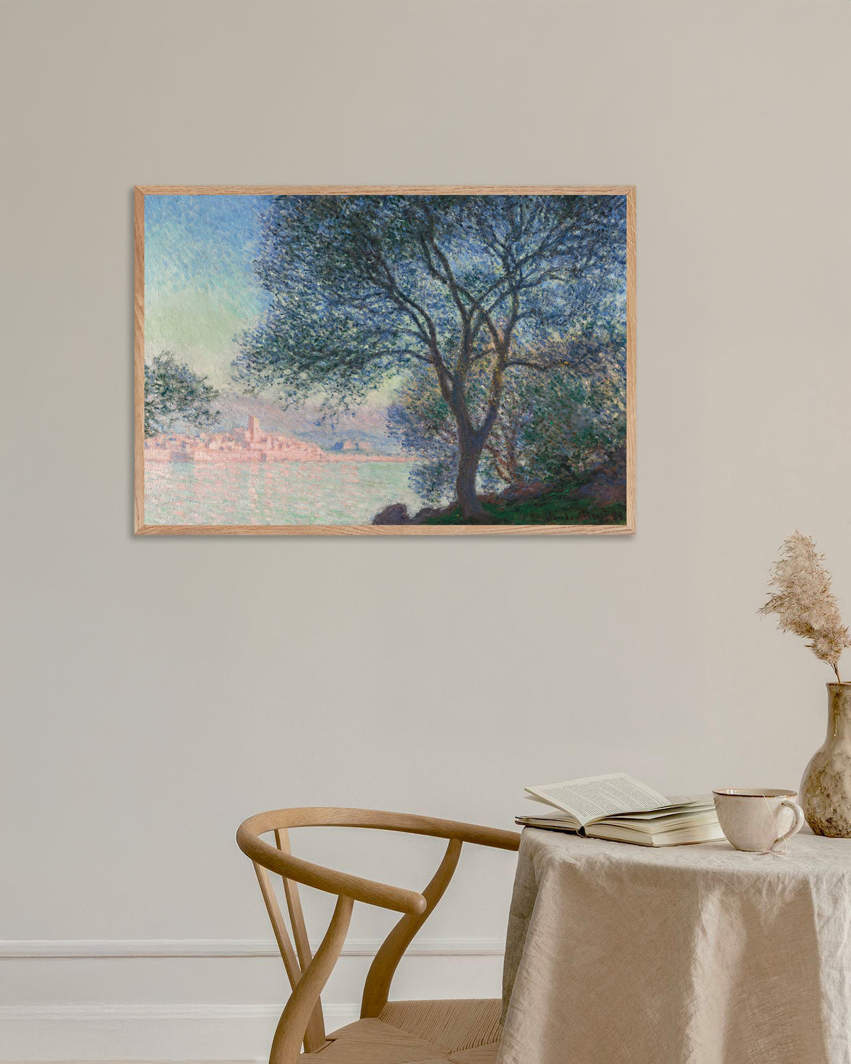 Poster Antibes, von La Salis aus gesehen (1888) von Claude Monet mit naturfarbenem Holzrahmen
