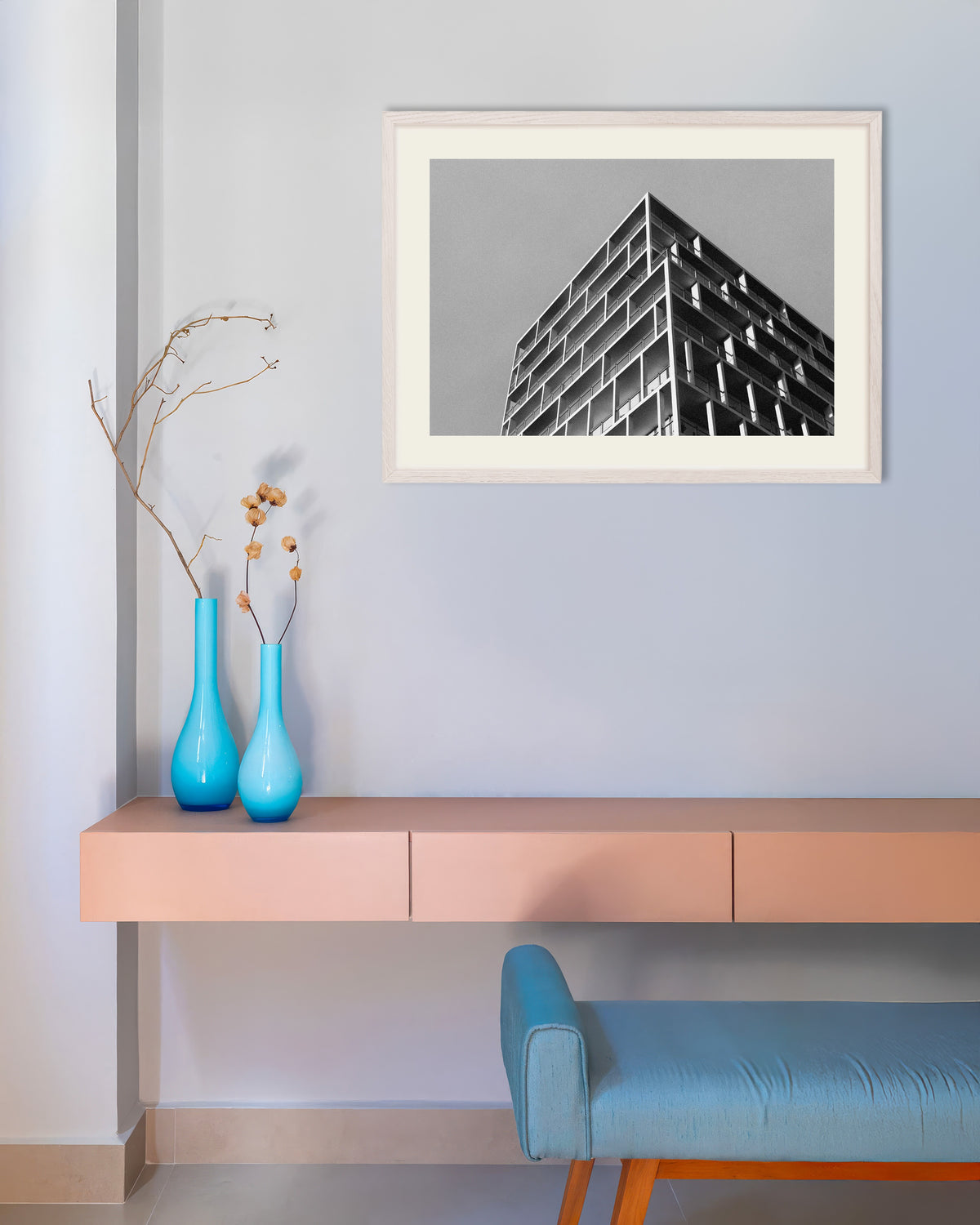 Poster „Balkonecke unter grauem Himmel“ mit weißem Holzrahmen