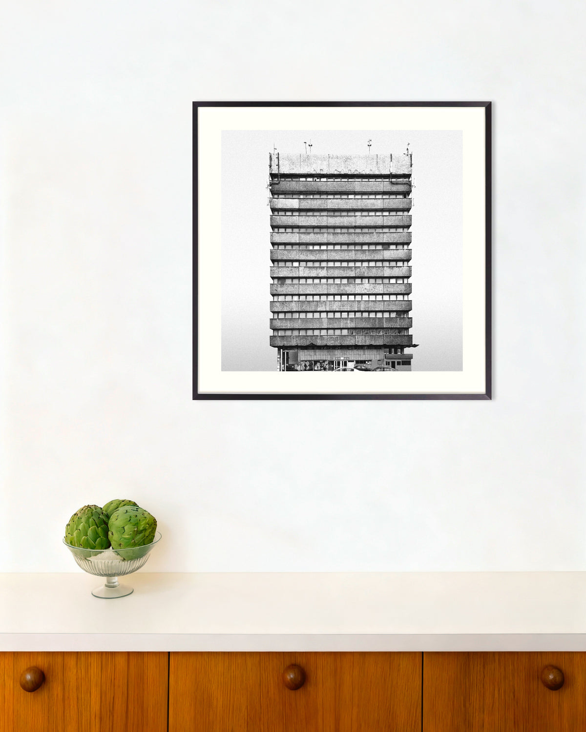 Poster „Büroturm mit Fassadenbändern“ mit Metallrahmen