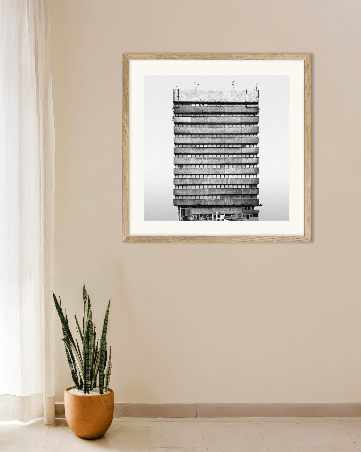 Poster „Büroturm mit Fassadenbändern“ mit naturfarbenem Holzrahmen