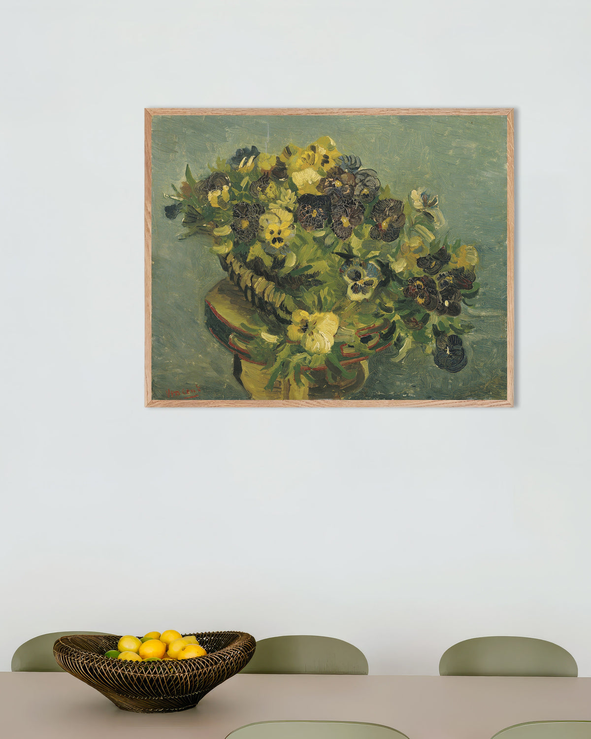 Poster von Korb mit Stiefmütterchen auf einem kleinen Tisch (1887) von Vincent van Gogh, mit naturfarbenem Holzrahmen