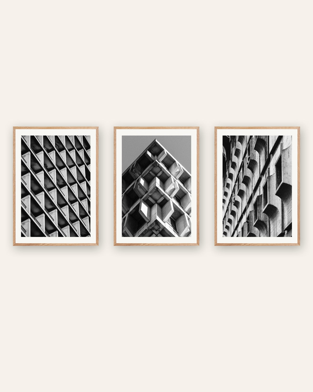 Brutalismus Poster 3er-Set: Muster aus Beton, in Rahmen aus Natureiche
