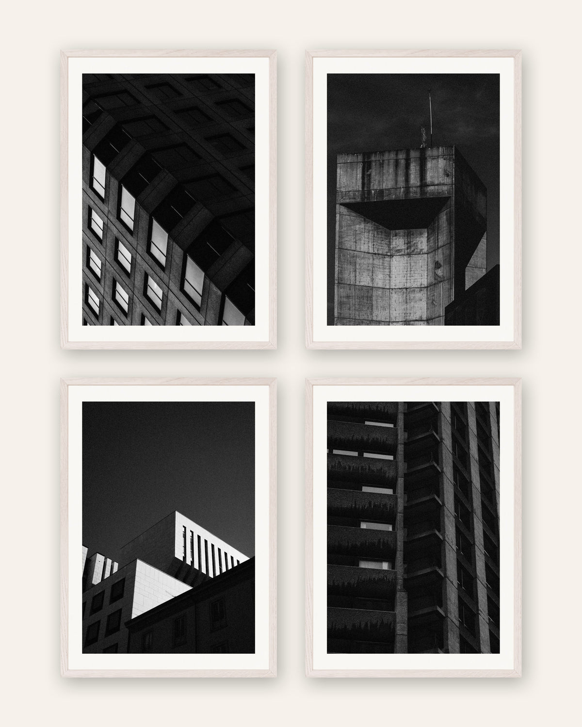 Brutalismus Poster 4er-Set: Beton bei Nacht, in weißen Eichenrahmen