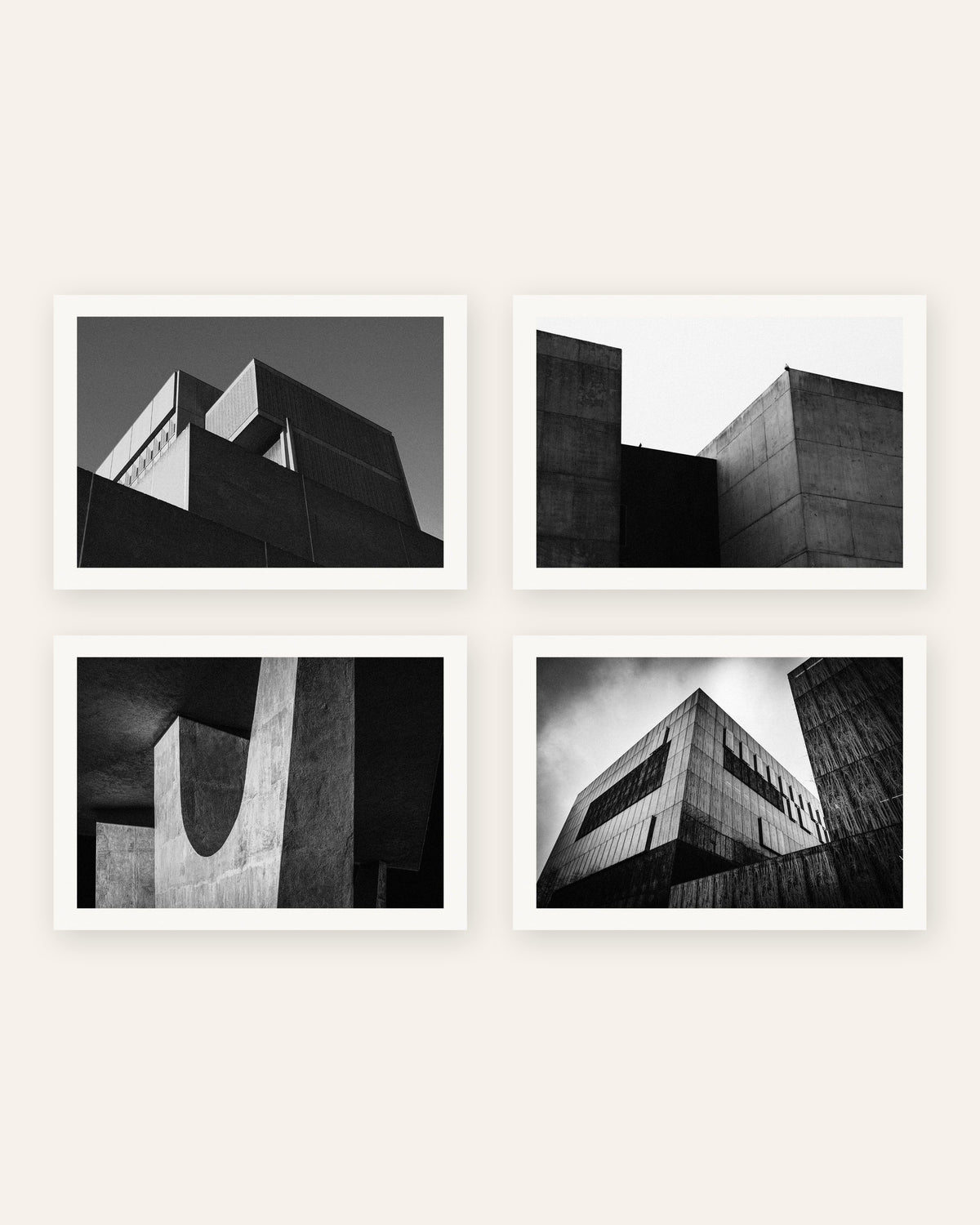 Brutalismus Poster 4er-Set: minimalistische Betonvolumen, ohne Rahmen