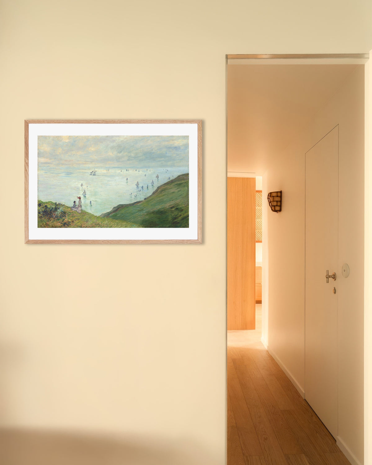 Poster Klippen bei Pourville (1882) von Claude Monet mit naturfarbenem Holzrahmen