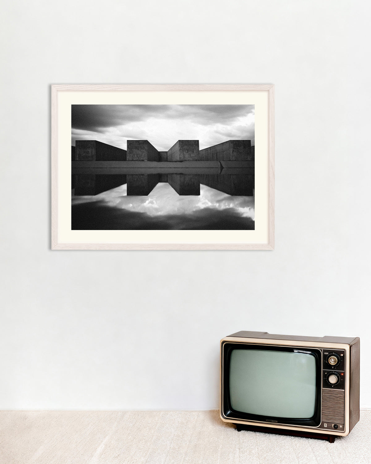 Poster „Betonblöcke spiegeln sich im Wasser“ mit weißem Holzrahmen