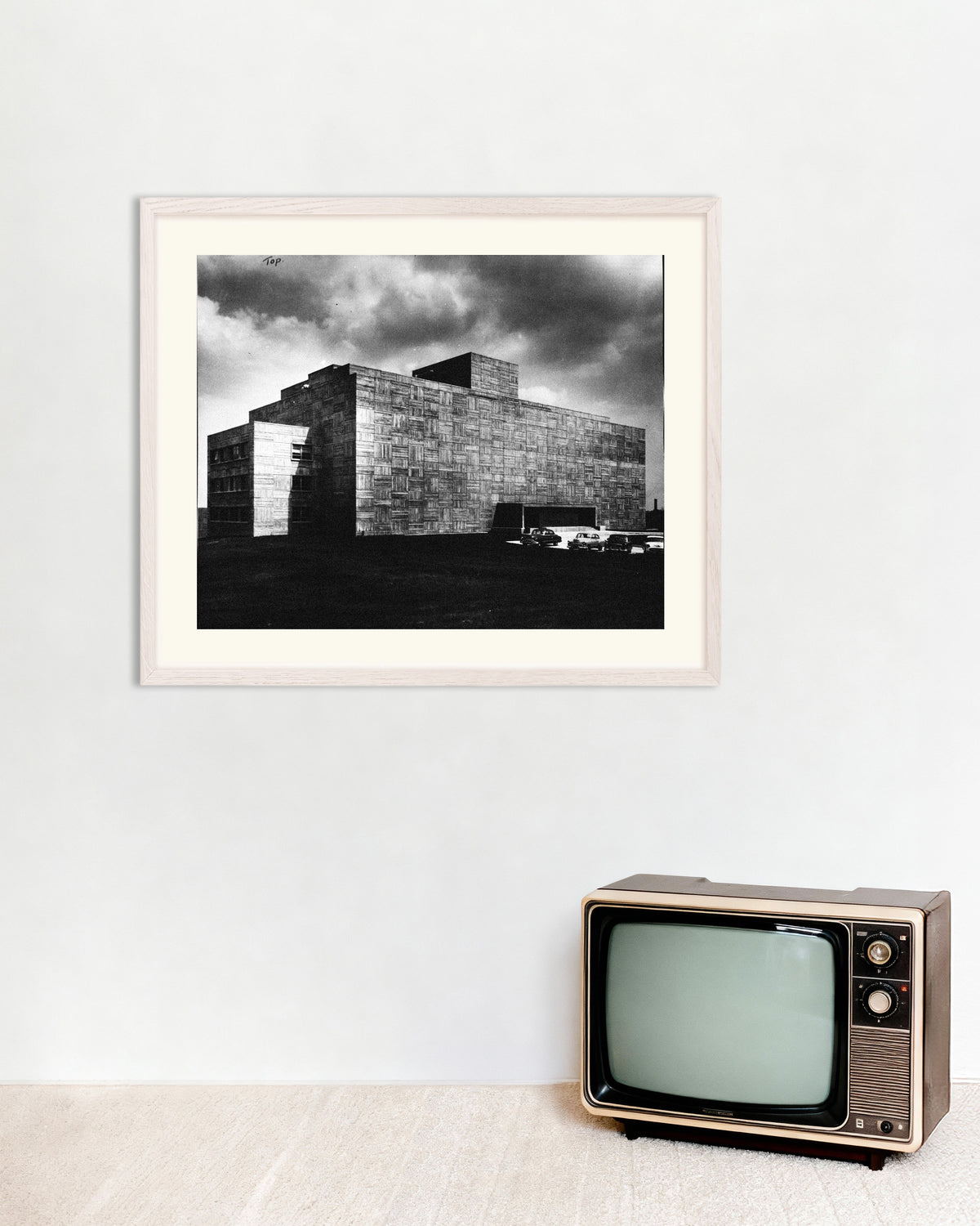 Poster „Betongebäude im Sturm“ mit weißem Holzrahmen