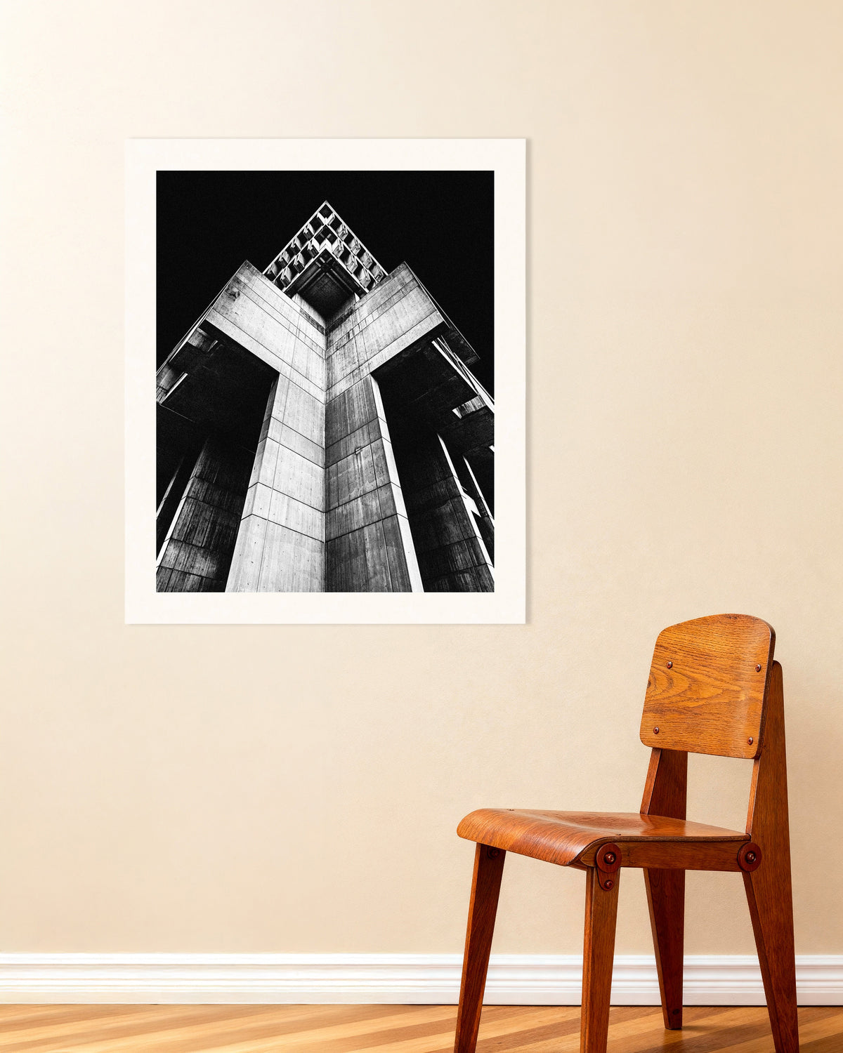 Poster „Kreuzförmiger Betonturm bei Nacht“