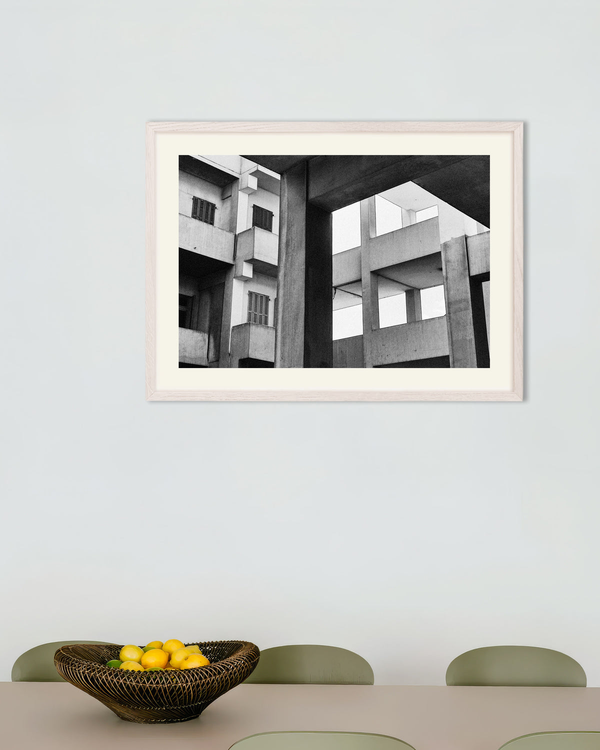 Poster „Betonrahmen und Fensterläden“ mit weißem Holzrahmen
