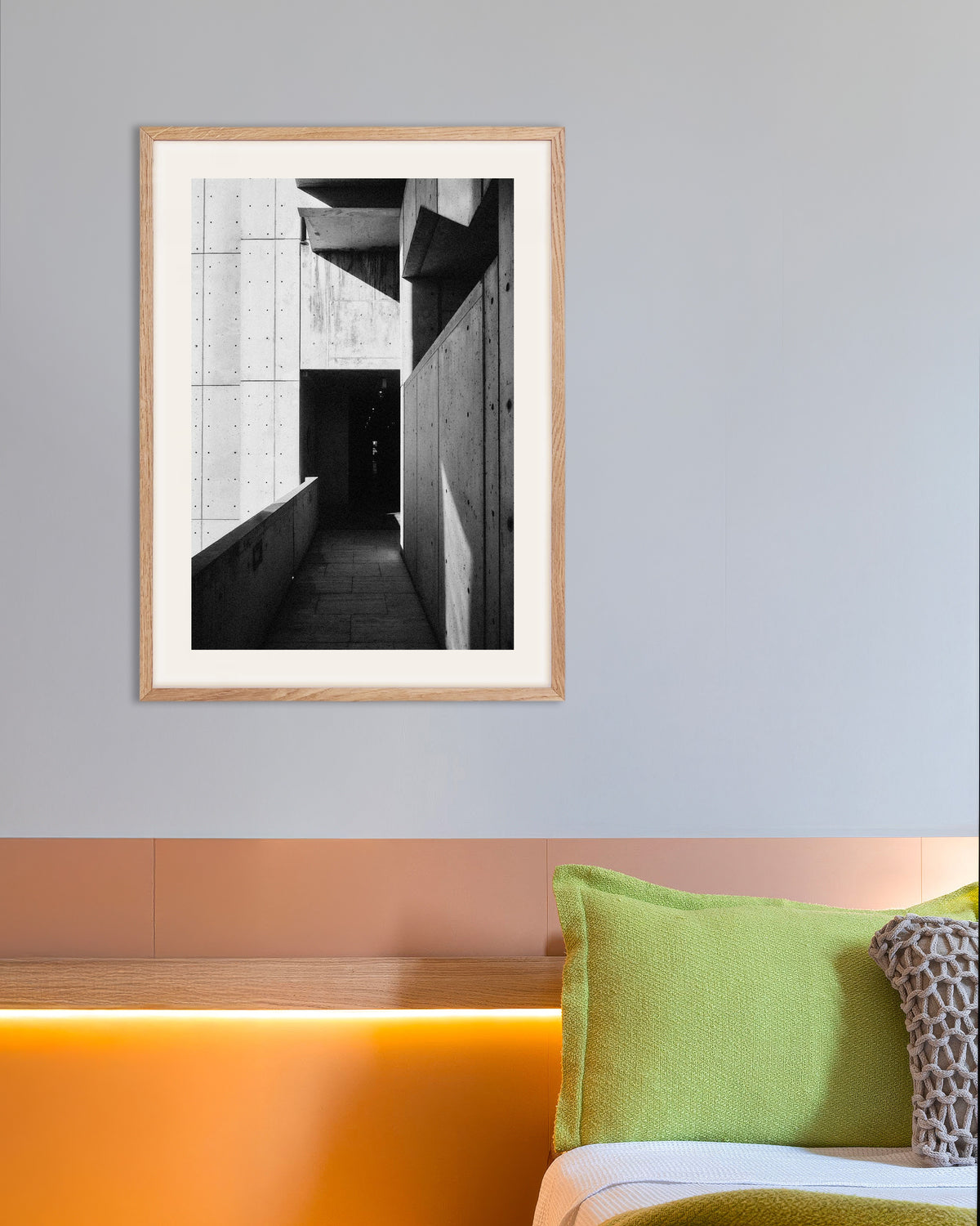 Poster „Betondurchgang in Licht und Schatten“ mit naturfarbenem Holzrahmen