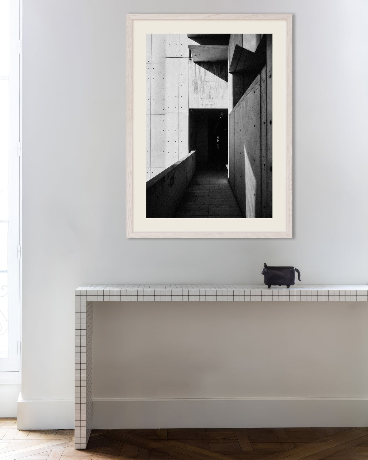 Poster „Betondurchgang in Licht und Schatten“ mit weißem Holzrahmen