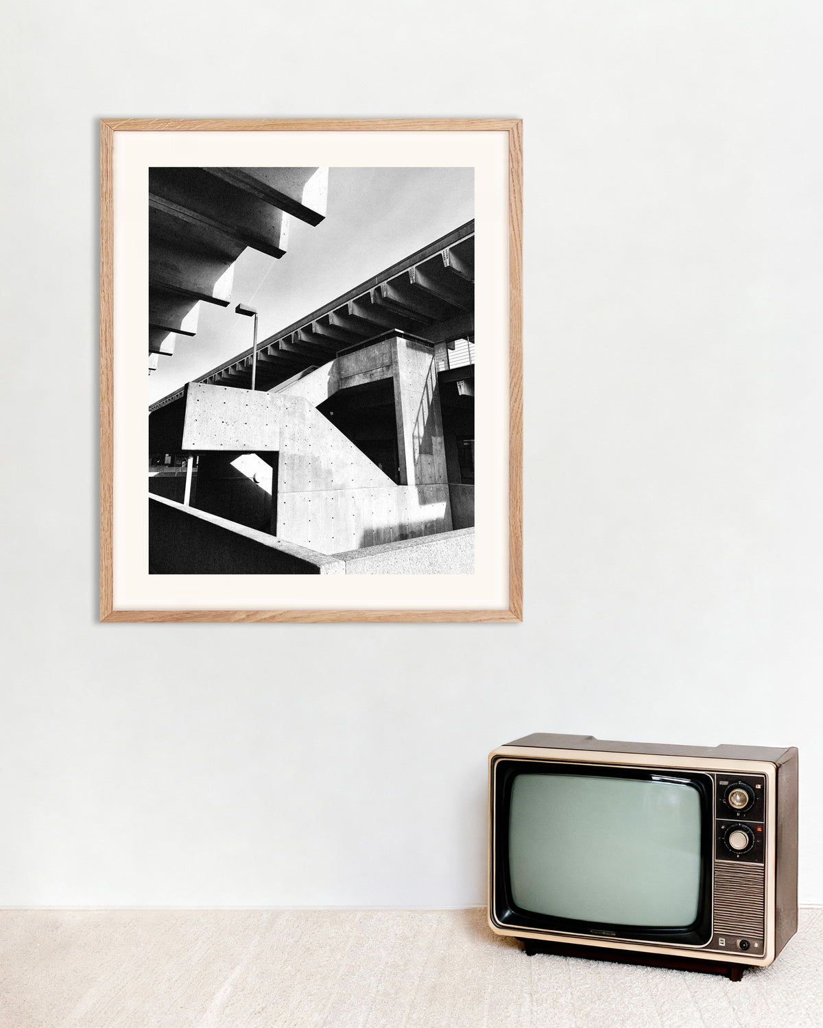 Poster „Betontreppe im Sonnenlicht“ mit naturfarbenem Holzrahmen