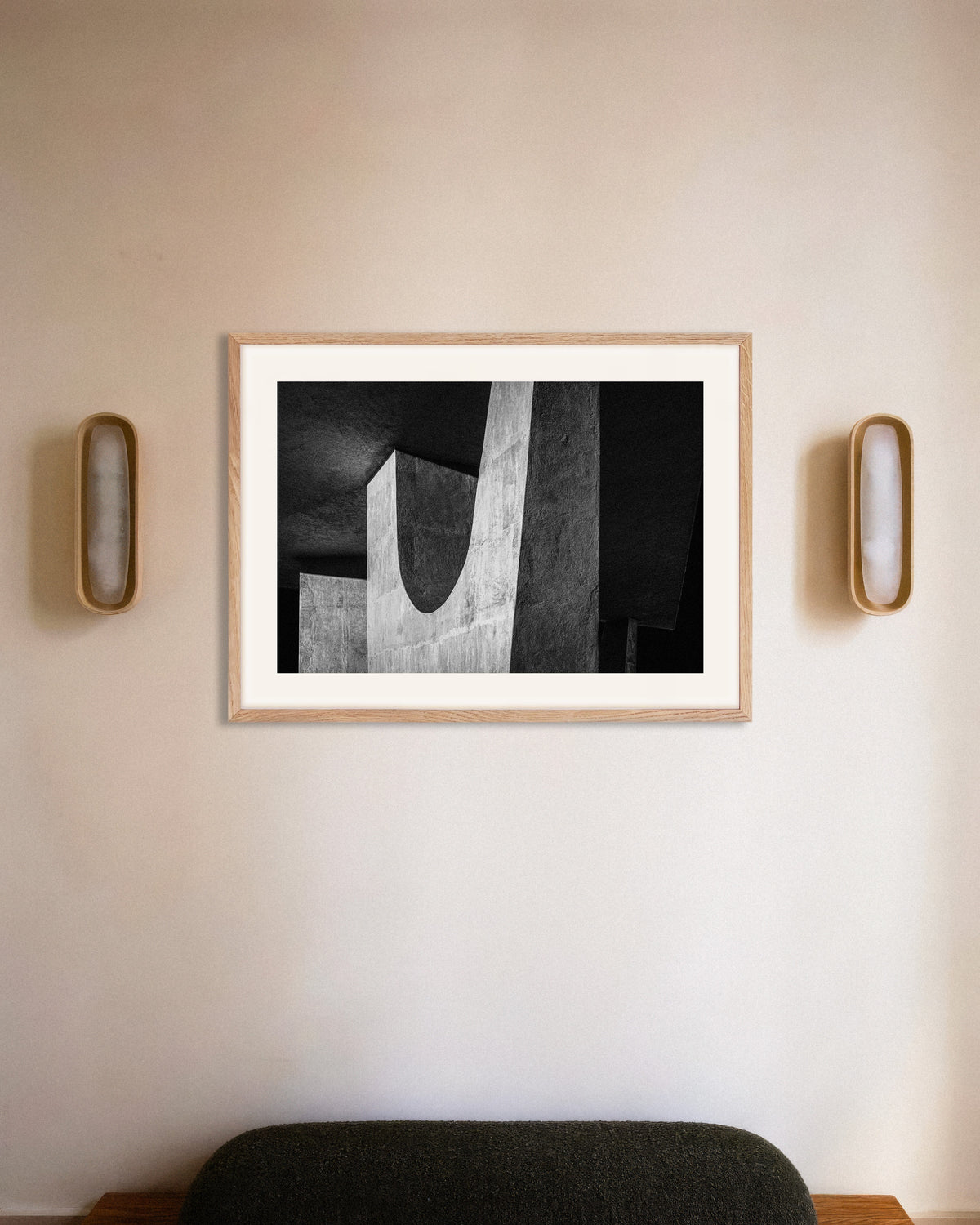 Poster „Beton-U im Schatten“ mit naturfarbenem Holzrahmen