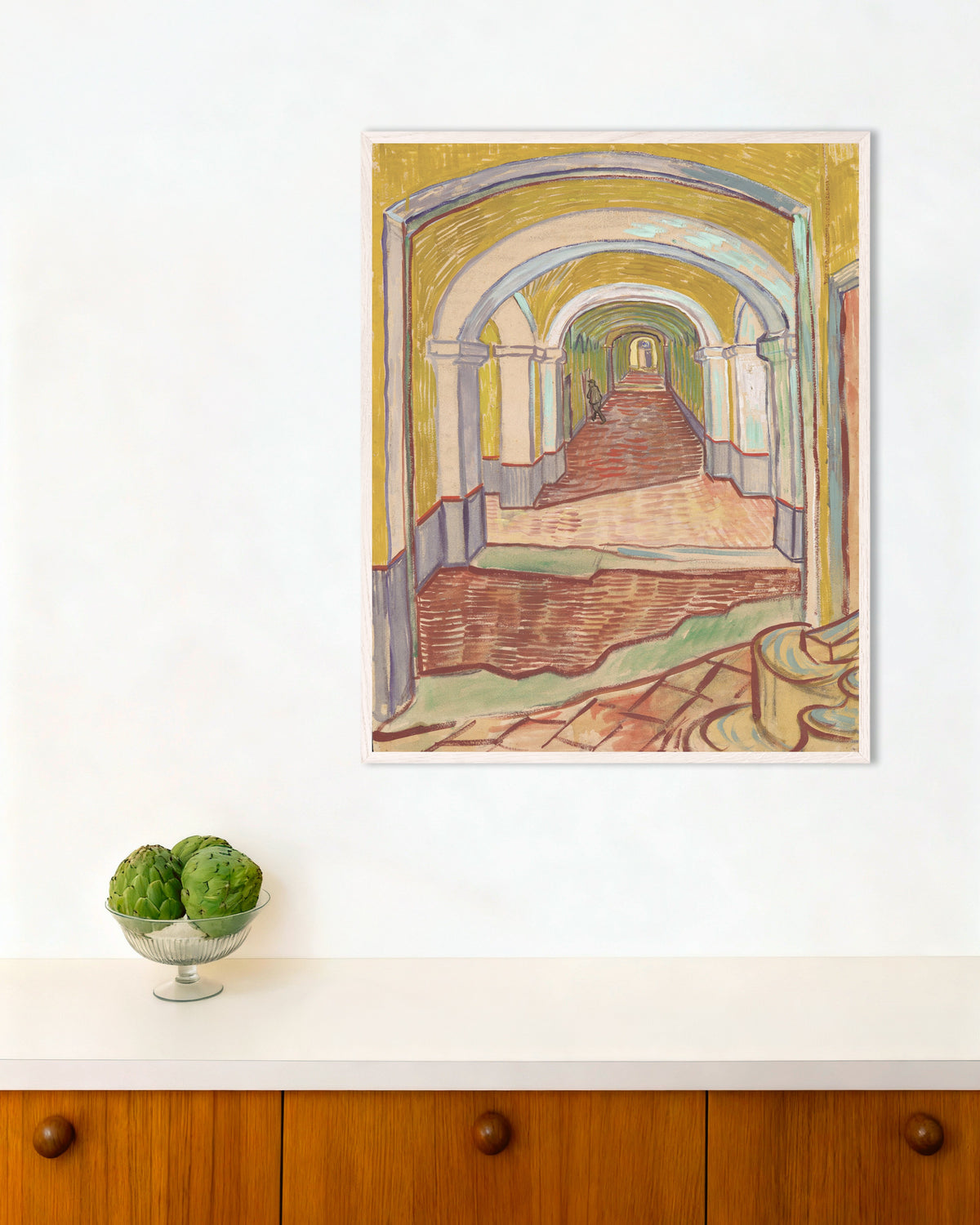 Poster mit „Korridor in der Heilanstalt (1889) von Vincent van Gogh“ und weißem Holzrahmen