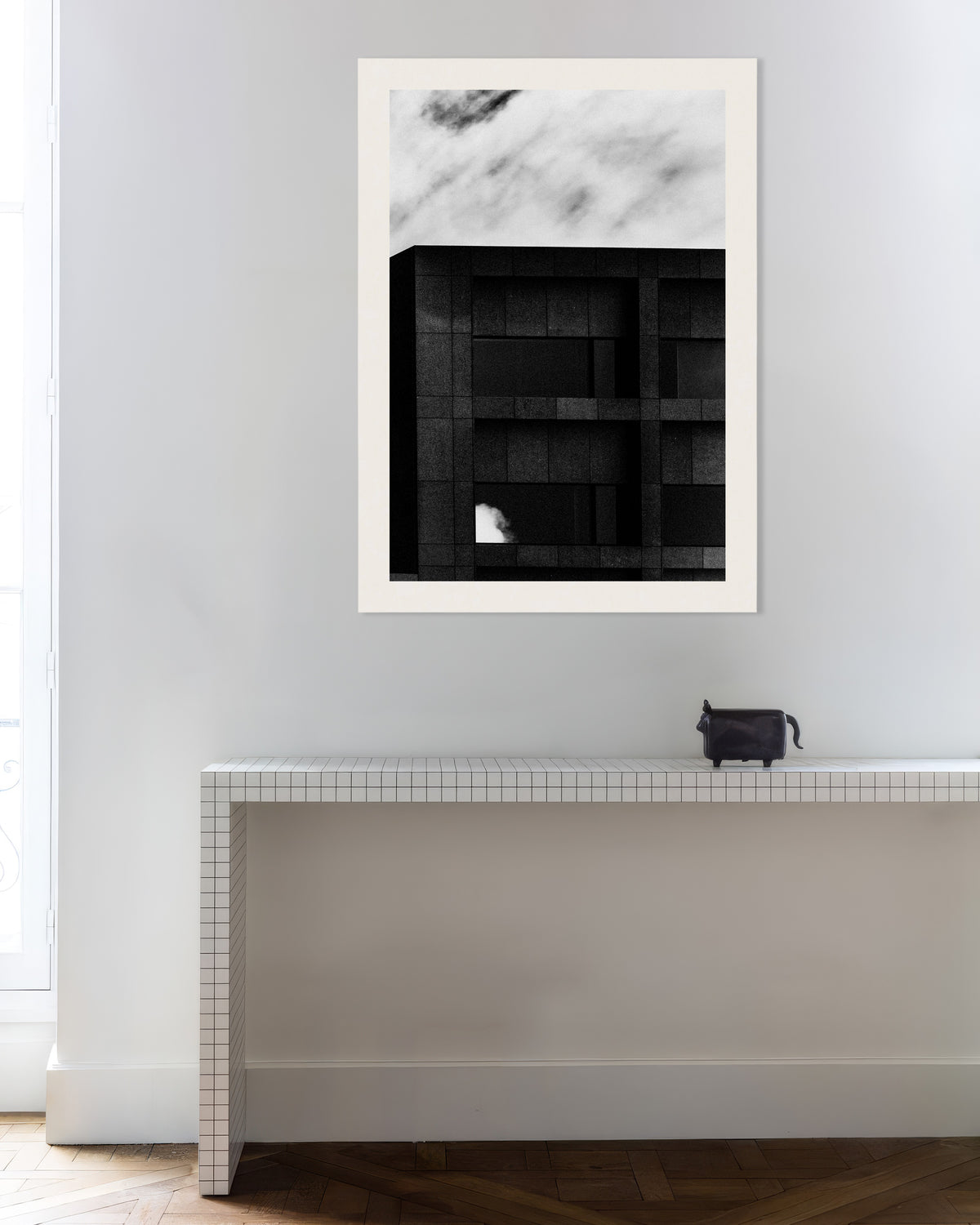 Poster „Dunkle Fassade und vorbeiziehende Wolke“