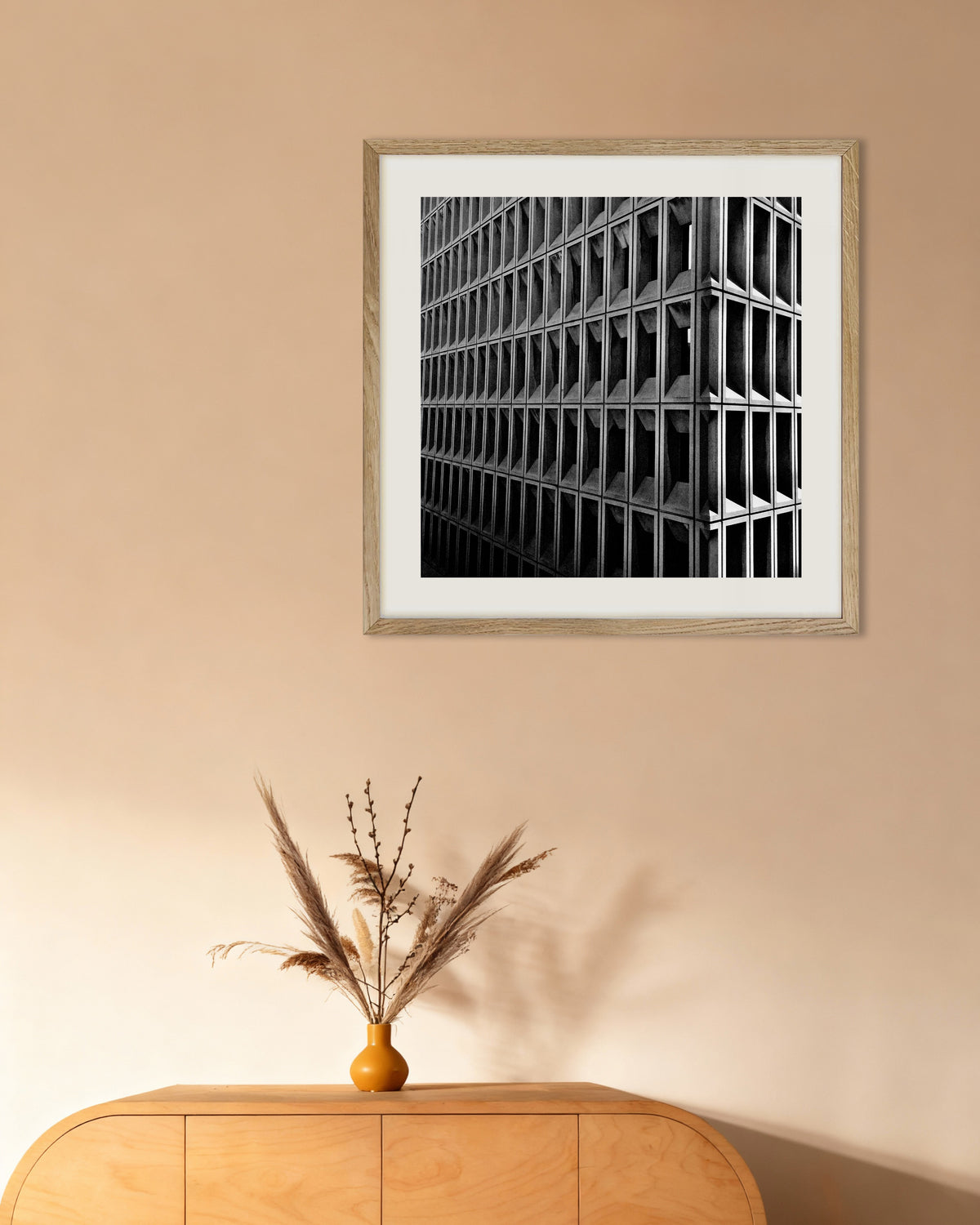 Poster „Ecke mit tiefem Fensterraster“ mit naturfarbenem Holzrahmen