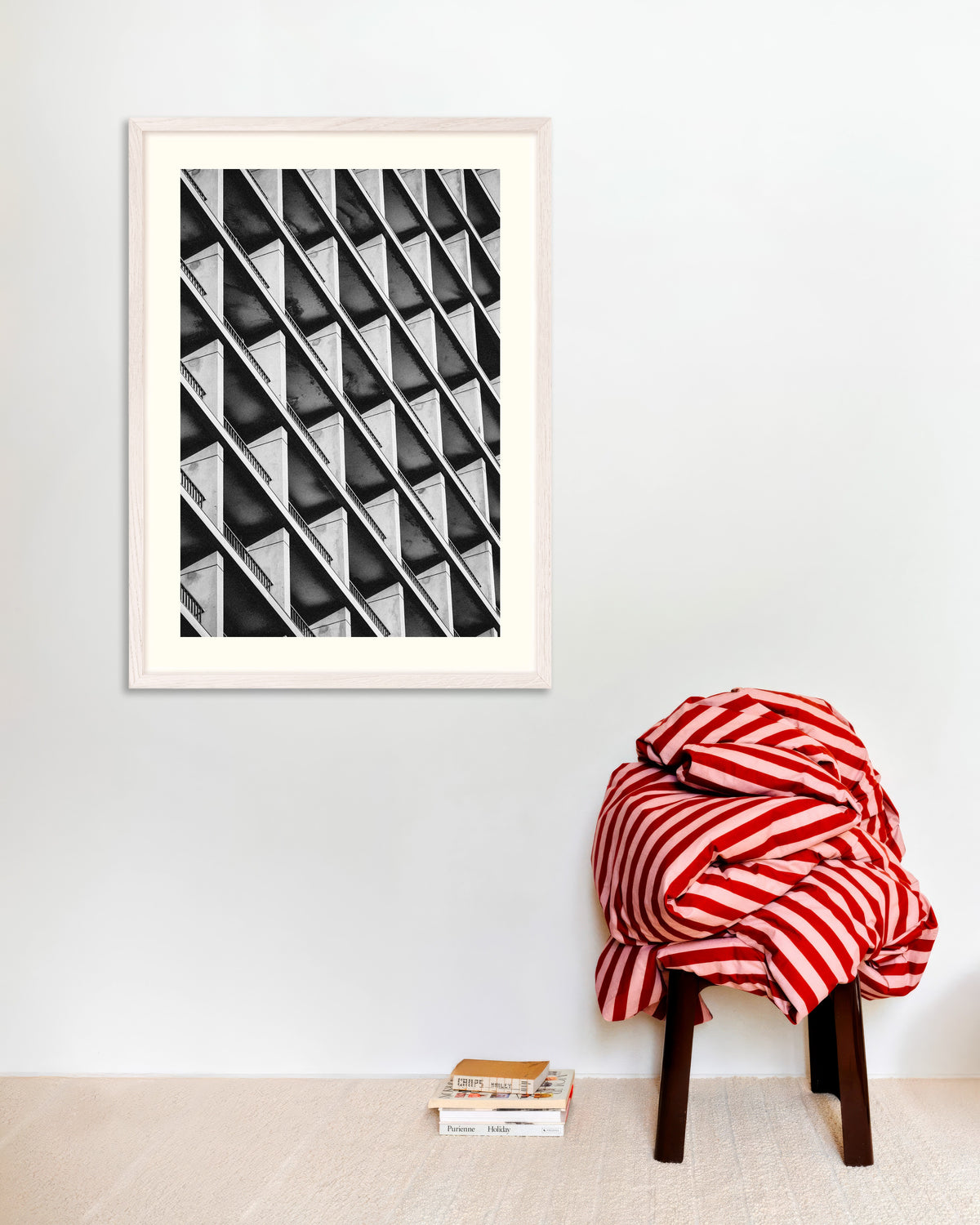 Poster „Diagonaler Rhythmus der Balkone“ mit weißem Holzrahmen