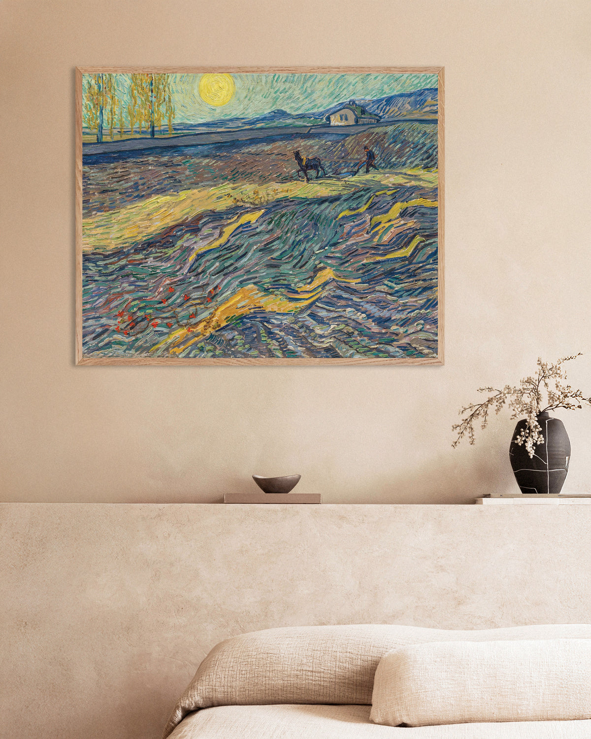 Poster „Eingeschlossenes Feld mit Pflüger (1889) von Vincent van Gogh“ mit naturfarbenem Holzrahmen