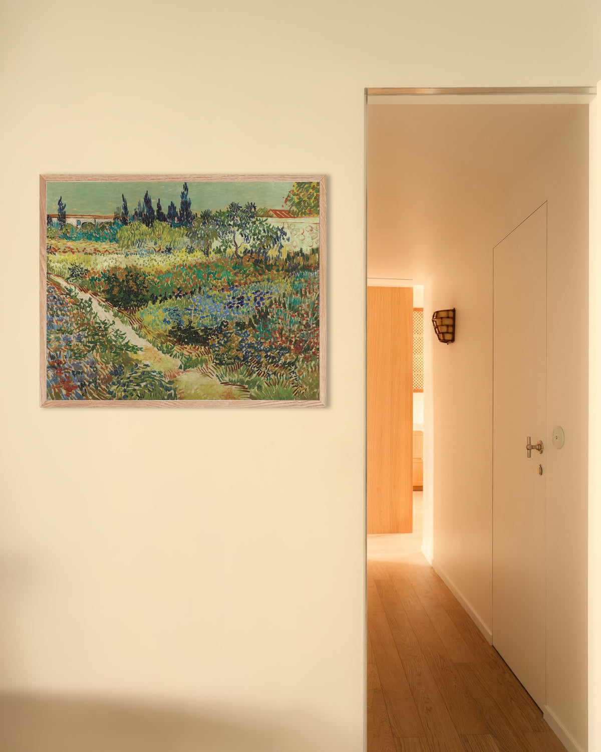 Poster „Garten in Arles (1888) von Vincent van Gogh“ mit naturbelassenem Holzrahmen