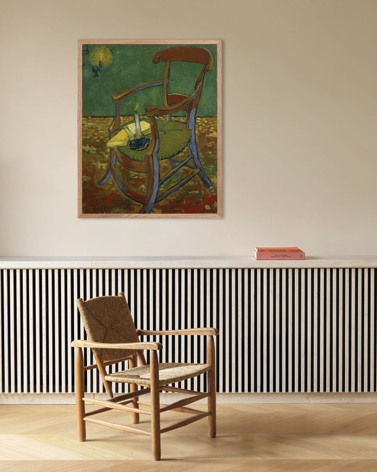 Poster „Gauguins Stuhl (1888) von Vincent van Gogh“ mit naturbelassenem Holzrahmen