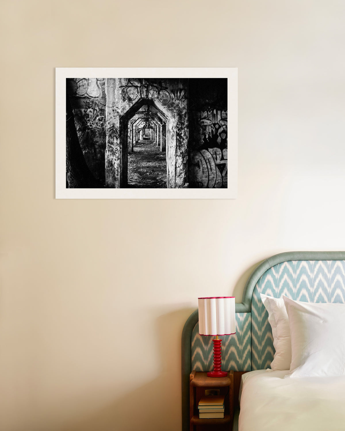 Poster „Verfallene Arkade mit Graffiti“