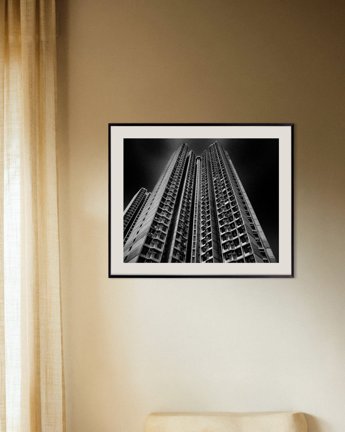 Poster „Hochhausschlucht“ mit Metallrahmen