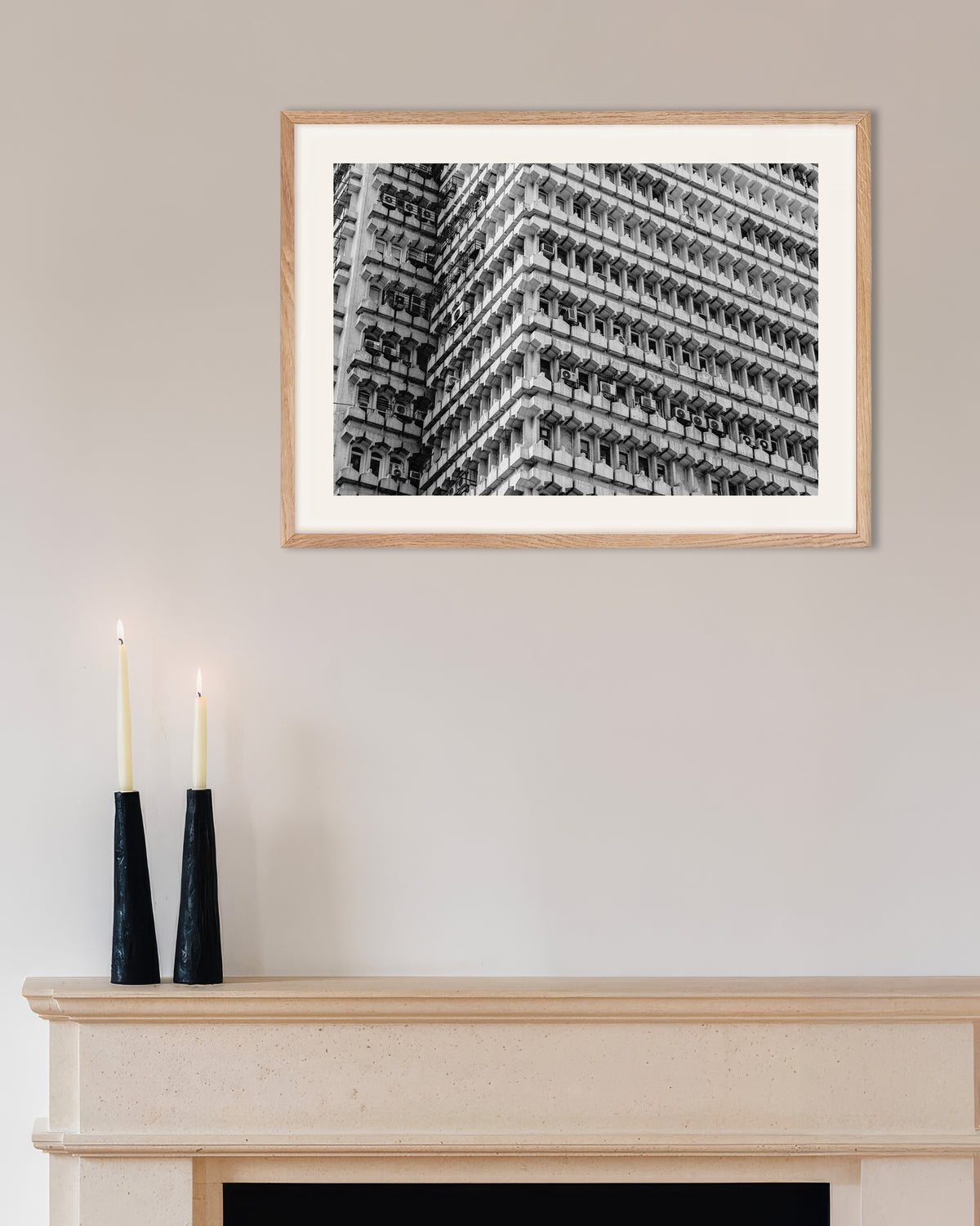 Poster „Honigwabenfassade eines Bürogebäudes“ mit naturfarbenem Holzrahmen