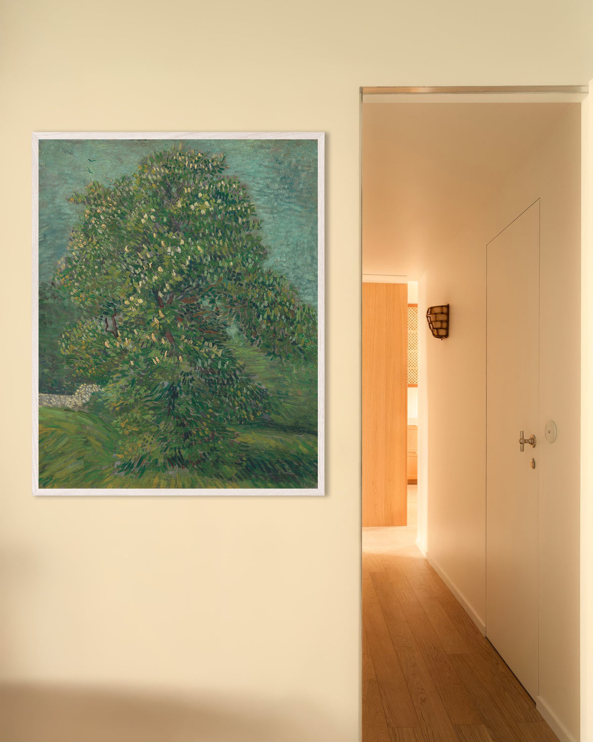 Poster von Rosskastanie in Blüte (1887) von Vincent van Gogh mit weißem Holzrahmen