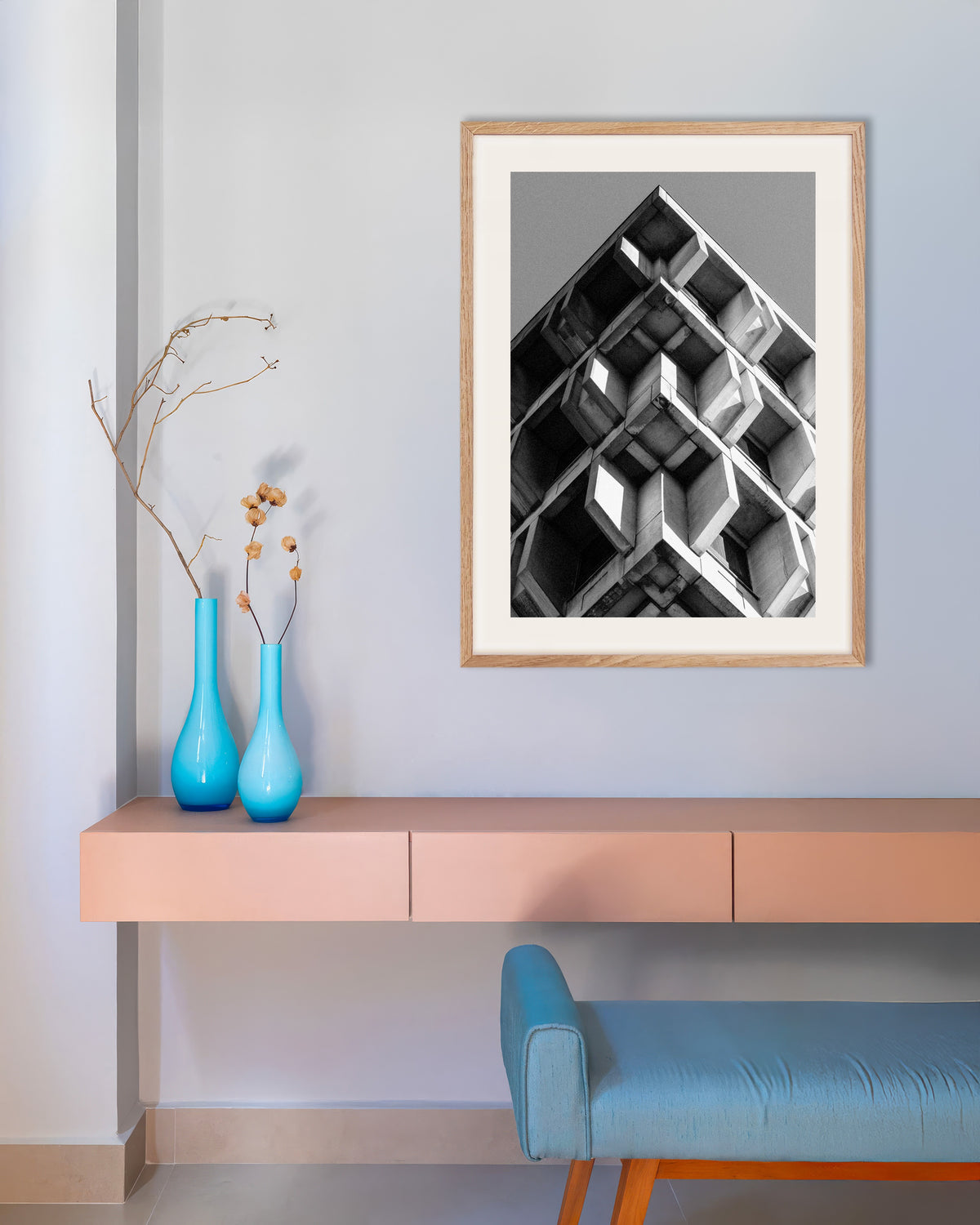 Poster „Umgekehrte Pyramide aus Betonblöcken“ mit naturfarbenem Holzrahmen