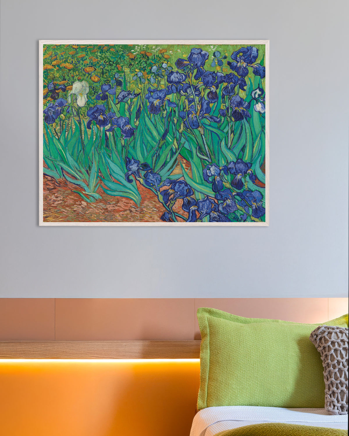Poster „Schwertlilien (1889) von Vincent van Gogh“ mit weißem Holzrahmen