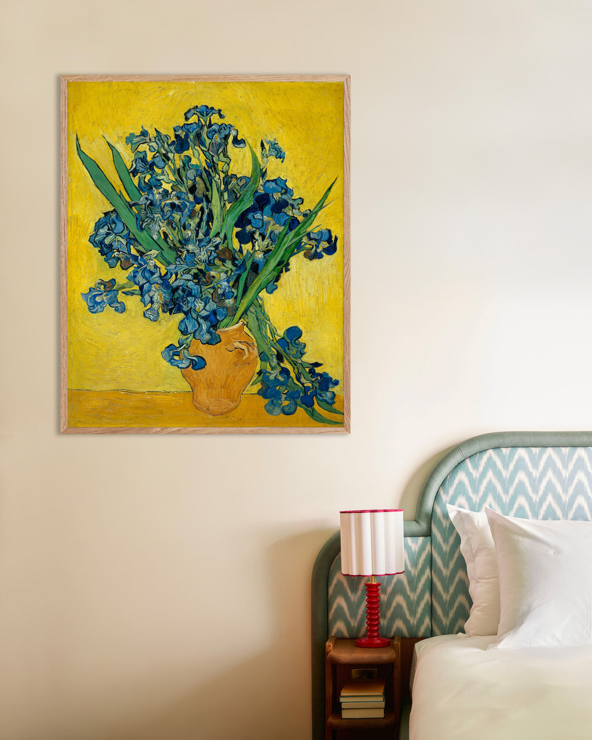 Poster Schwertlilien in einer Vase (1890) von Vincent van Gogh, mit naturfarbenem Holzrahmen