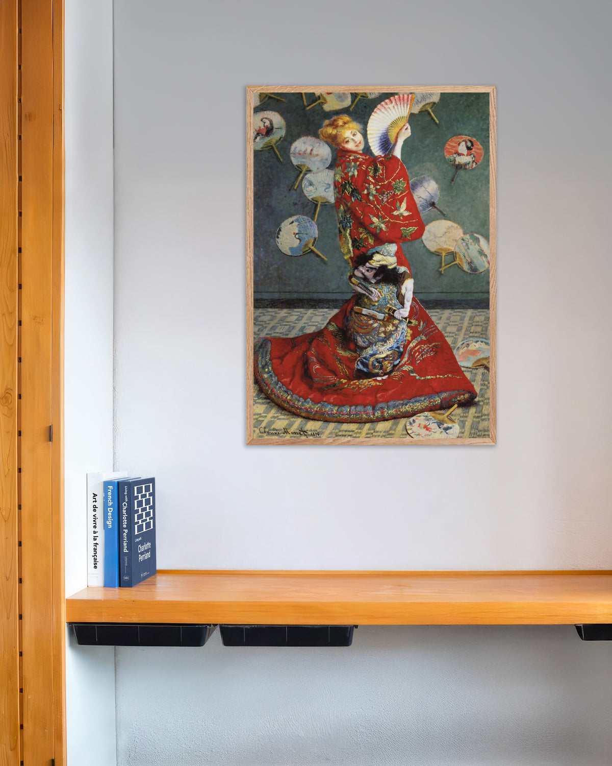 Poster La Japonaise, Camille Monet im japanischen Kostüm (1876) von Claude Monet mit naturfarbenem Holzrahmen