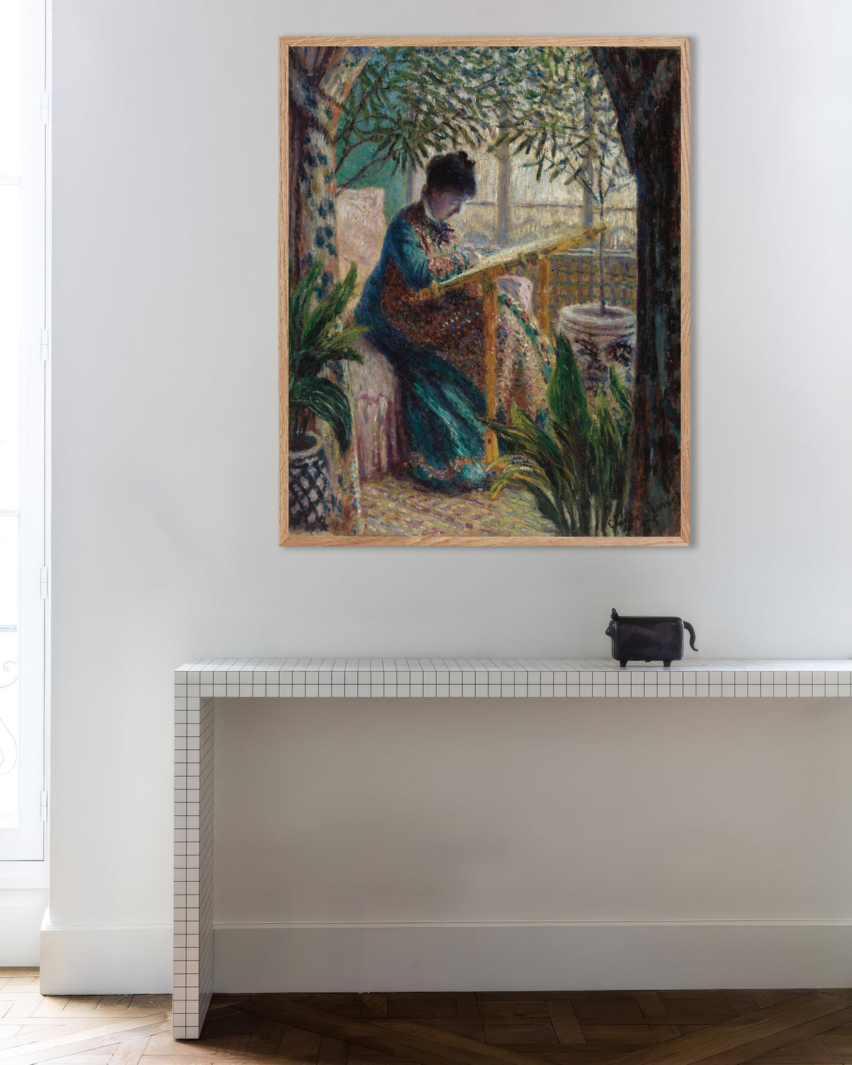 Poster Madame Monet beim Sticken (1875) von Claude Monet mit naturfarbenem Holzrahmen