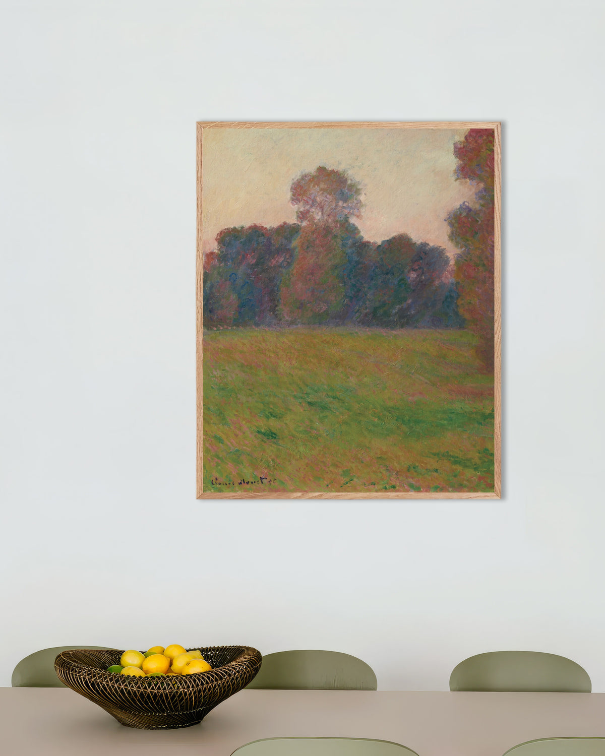 Poster Wiese in Giverny (1886) von Claude Monet mit naturfarbenem Holzrahmen
