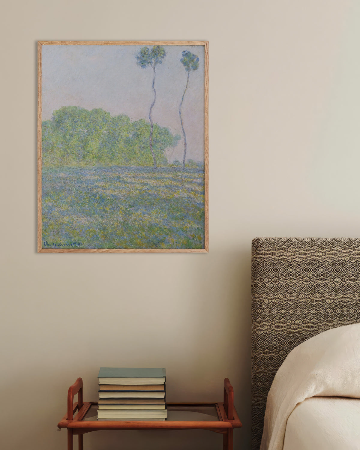 Poster Wiese in Giverny (1894) von Claude Monet mit naturfarbenem Holzrahmen