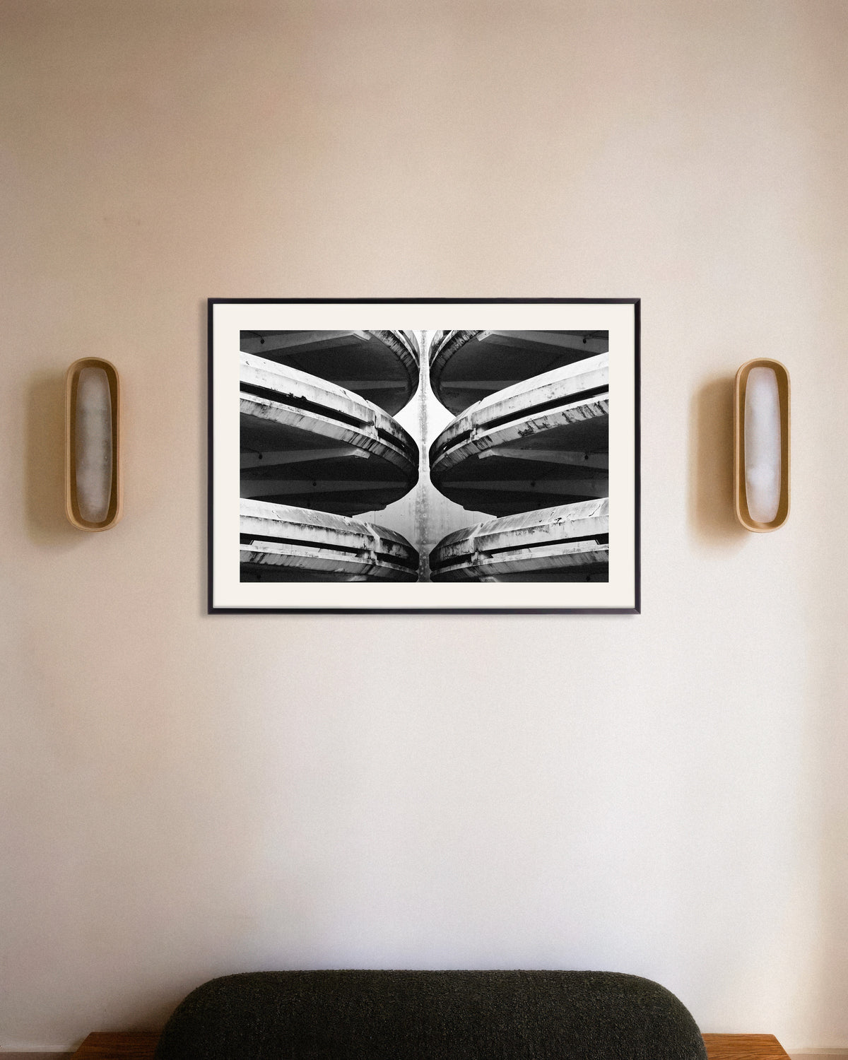 Poster „Gespiegelte Parkhausrampen“ mit Metallrahmen