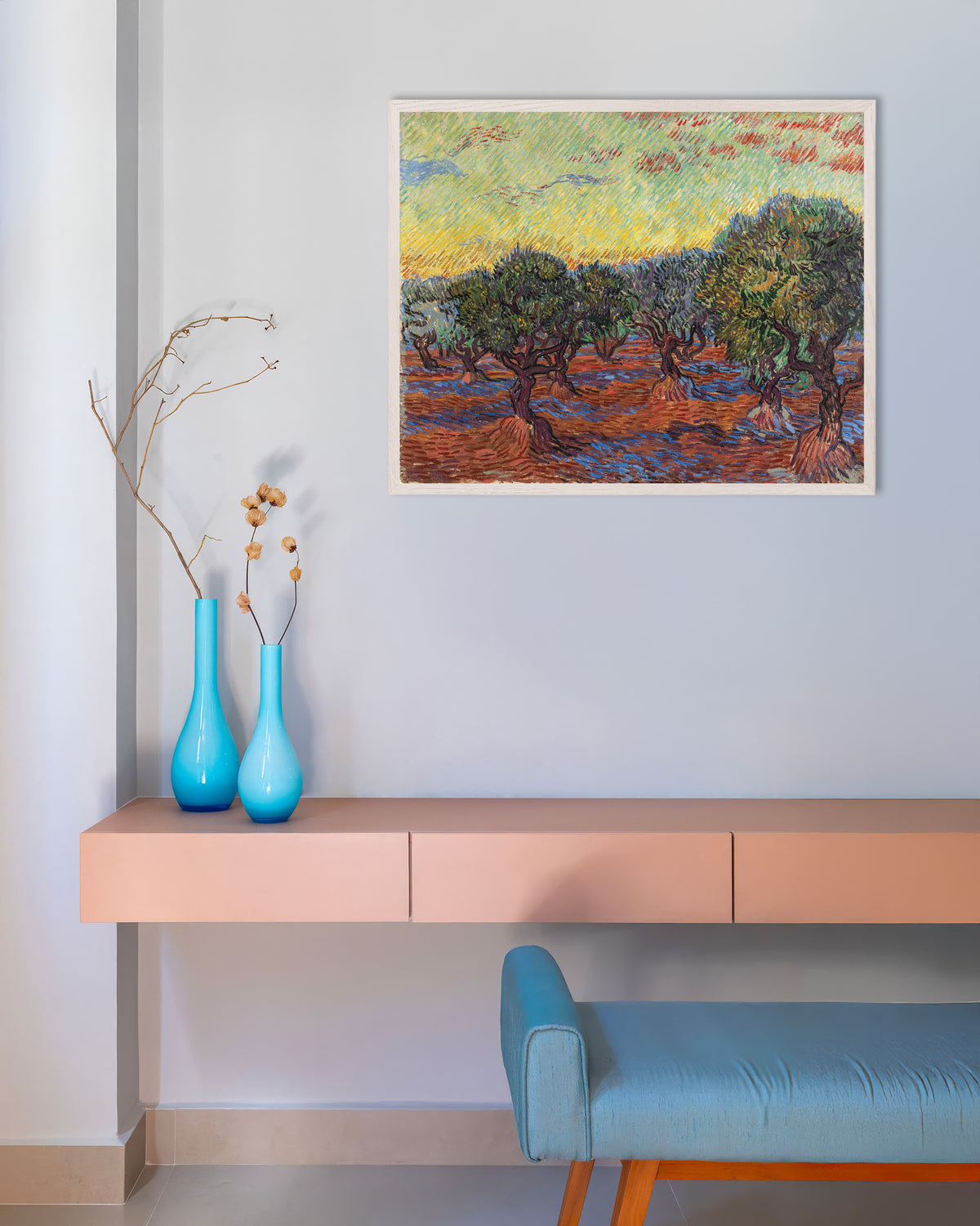 Poster mit „Olivenhain mit orangefarbenem Himmel (1889) von Vincent van Gogh“, mit weißem Holzrahmen