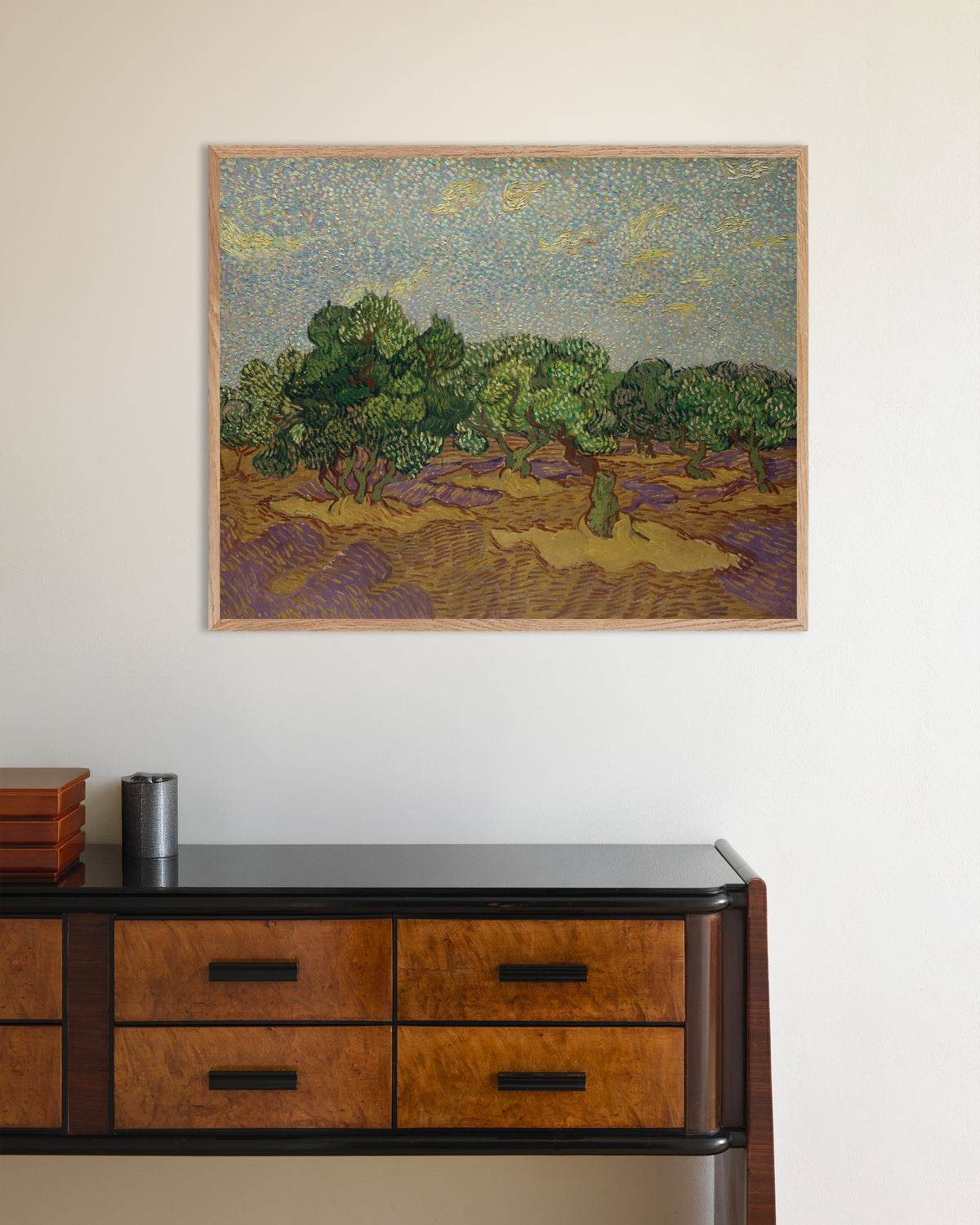 Poster von Olivenbäume unter einem blassen Himmel (1889) von Vincent van Gogh, mit naturbelassenem Holzrahmen