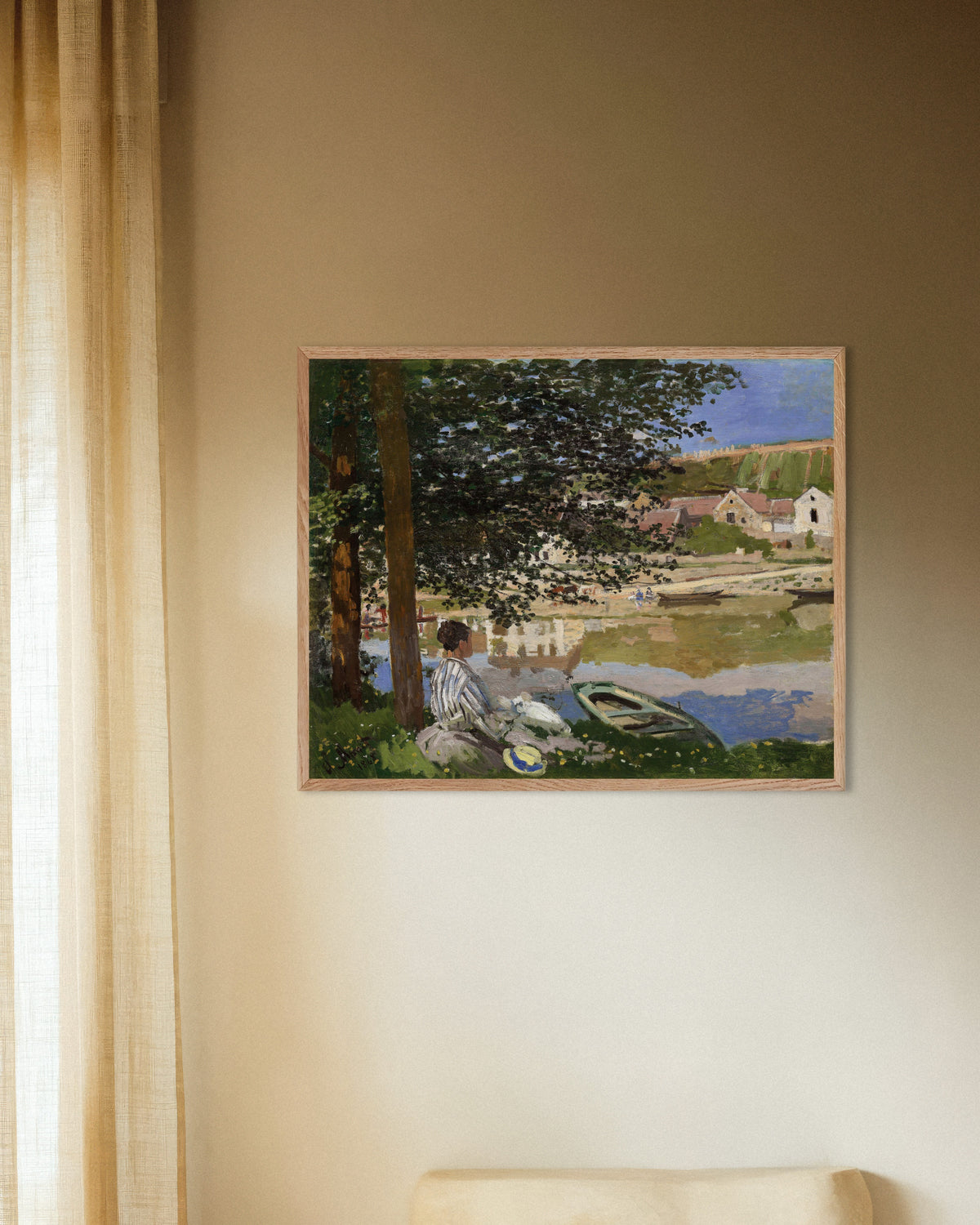 Poster Am Ufer der Seine, Bennecourt (1868) von Claude Monet mit naturfarbenem Holzrahmen