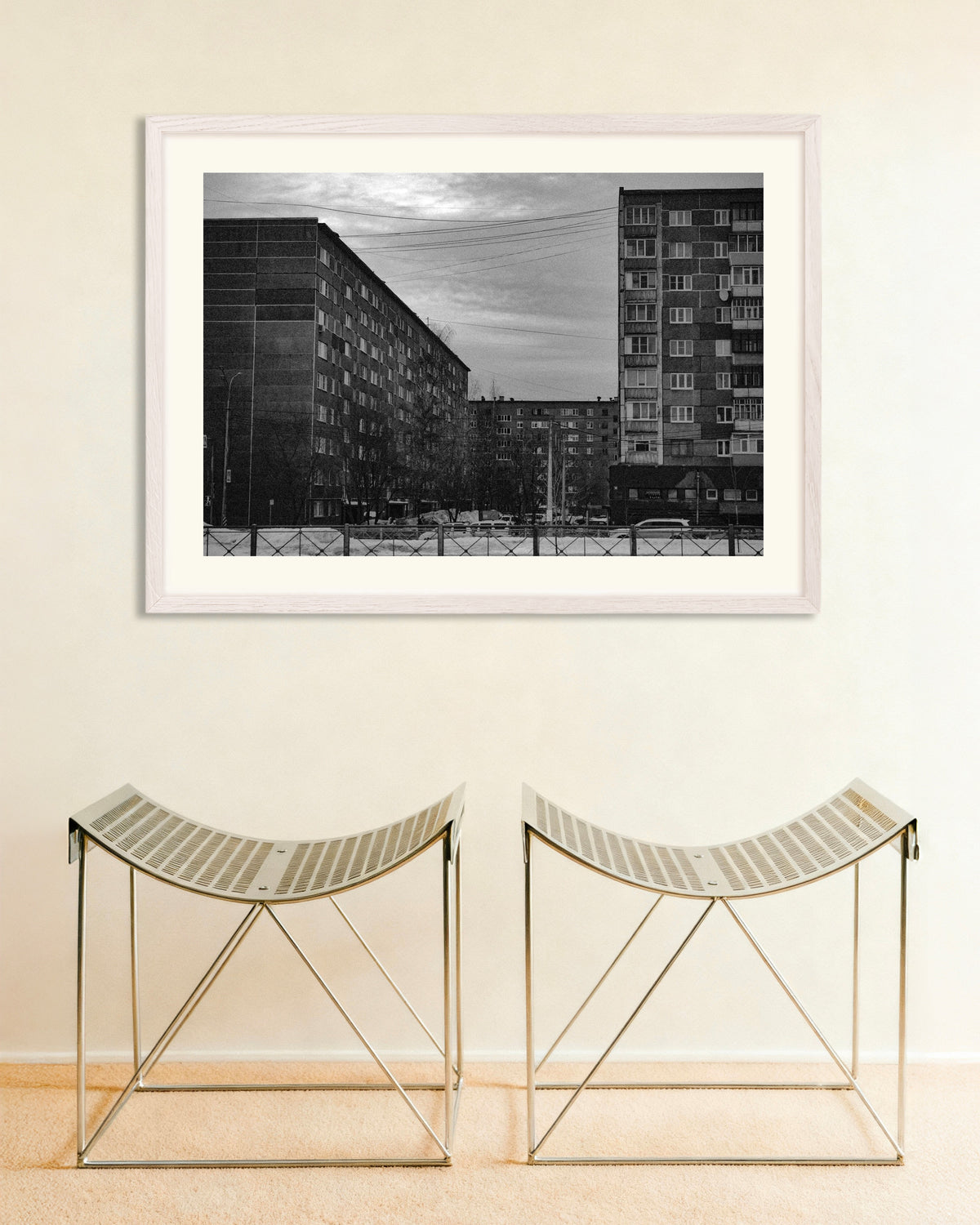 Poster „Plattenbauten im Winter“ mit weißem Holzrahmen