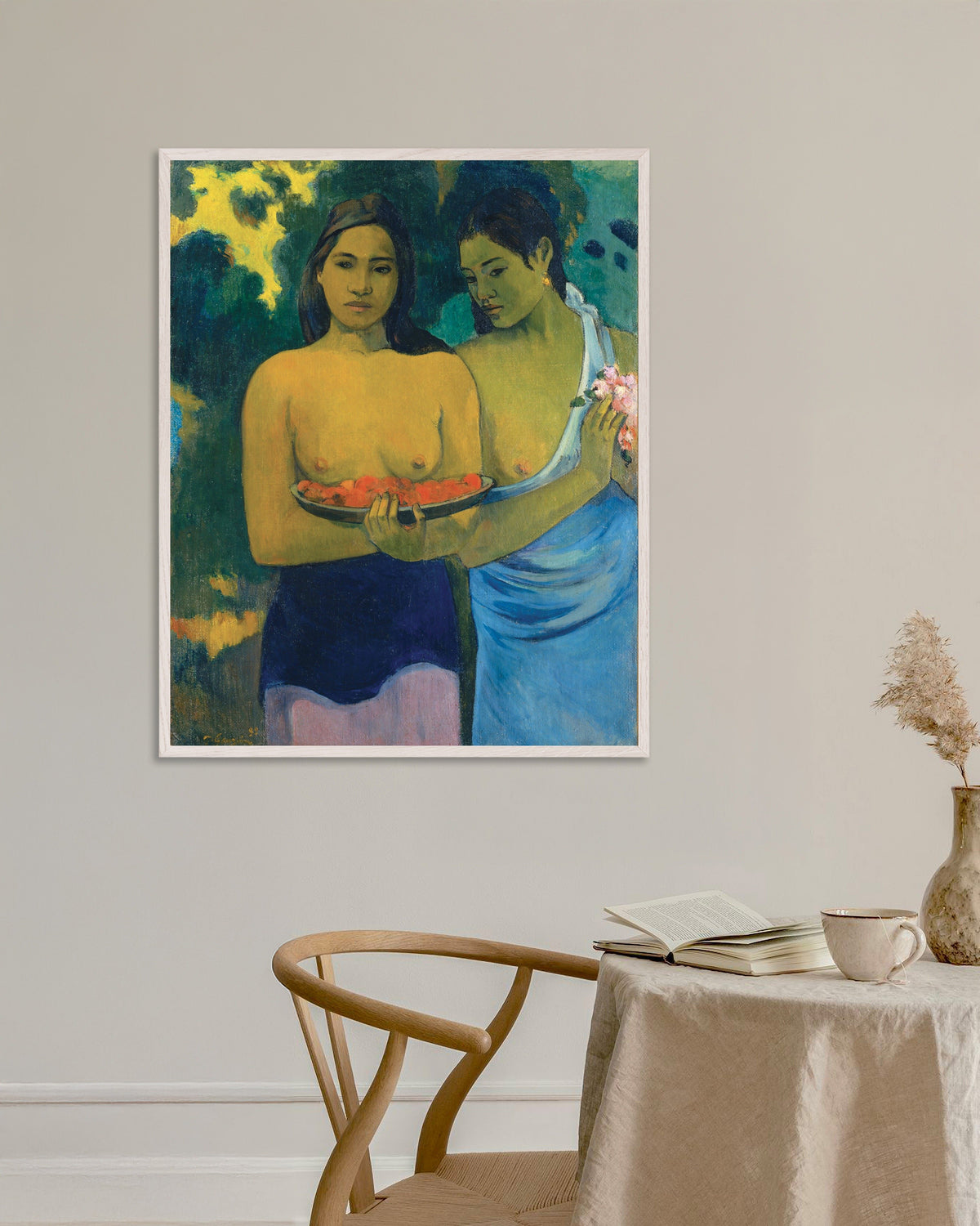 Poster von Paul Gauguin, Zwei tahitische Frauen, mit weißem Holzrahmen