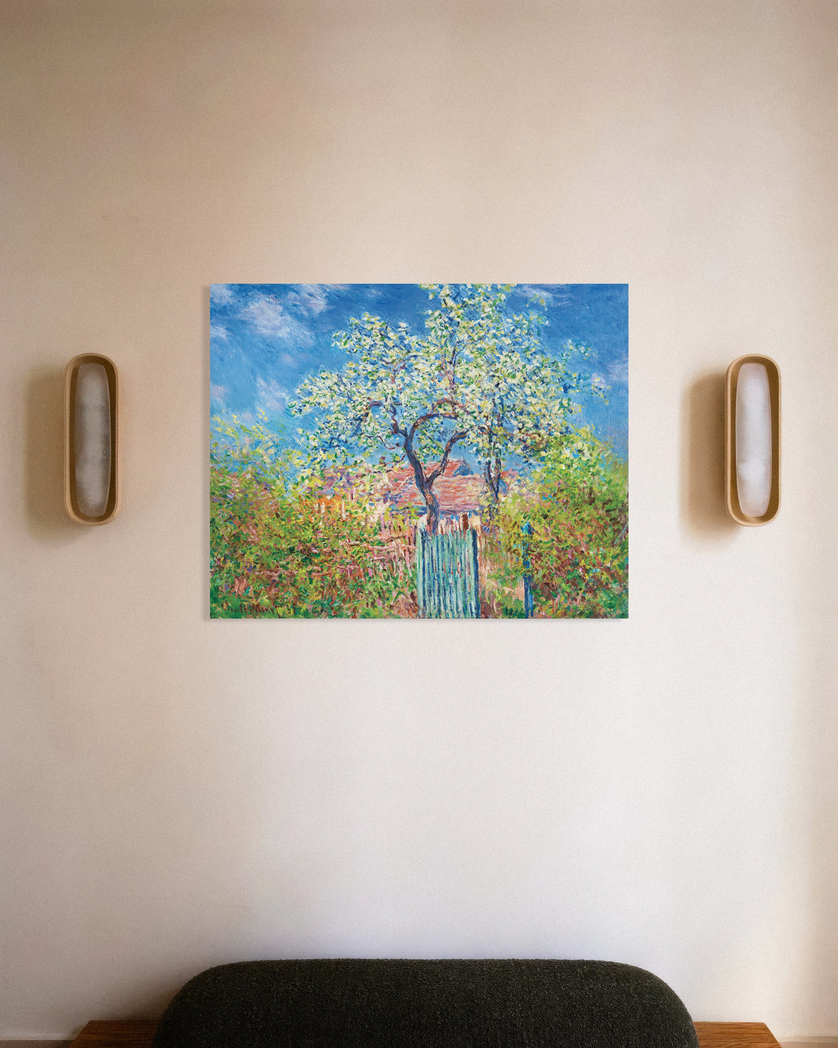 Poster Blühender Birnbaum (1885) von Claude Monet