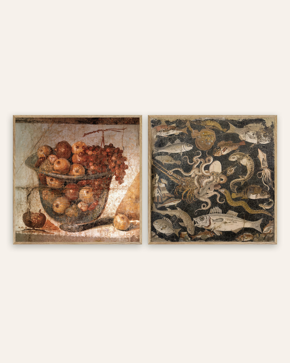 Römische Fresken Poster, 2er-Set: Küche, Obstschale und Fischmosaik, in Rahmen aus Natureiche