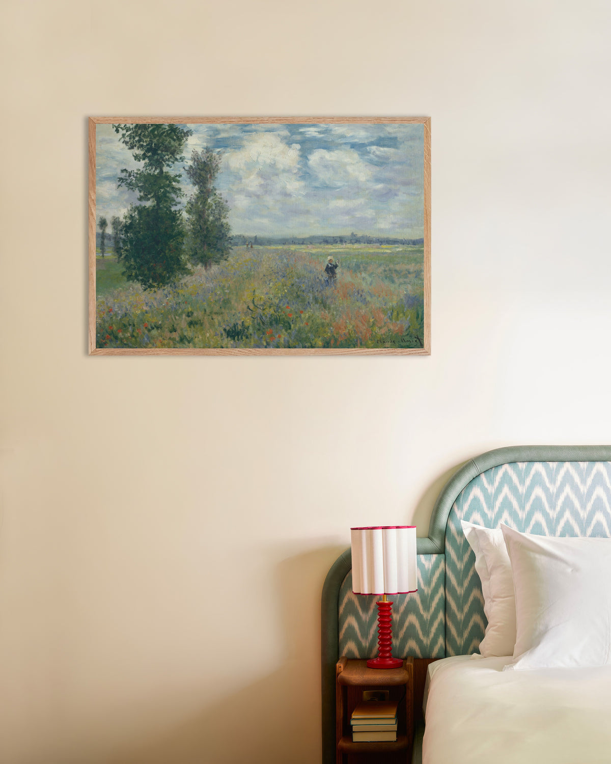 Poster Mohnfelder bei Argenteuil (1875) von Claude Monet mit naturfarbenem Holzrahmen