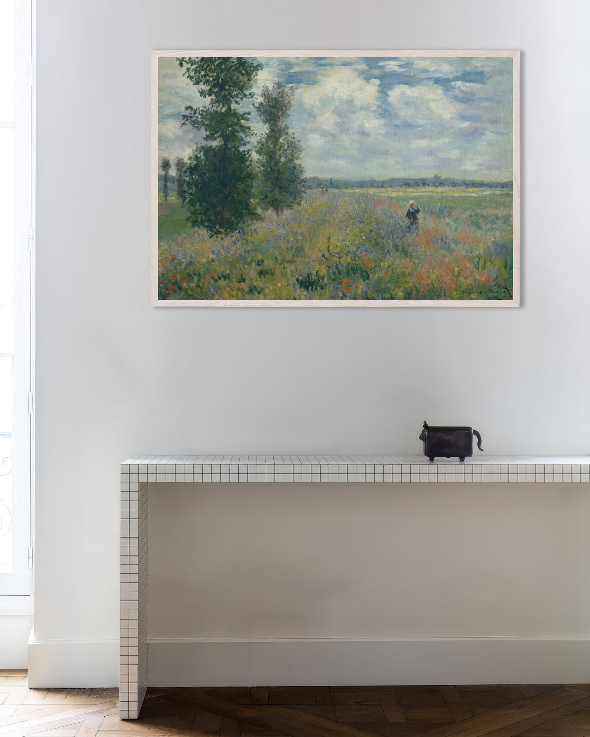 Poster Mohnfelder bei Argenteuil (1875) von Claude Monet mit weißem Holzrahmen