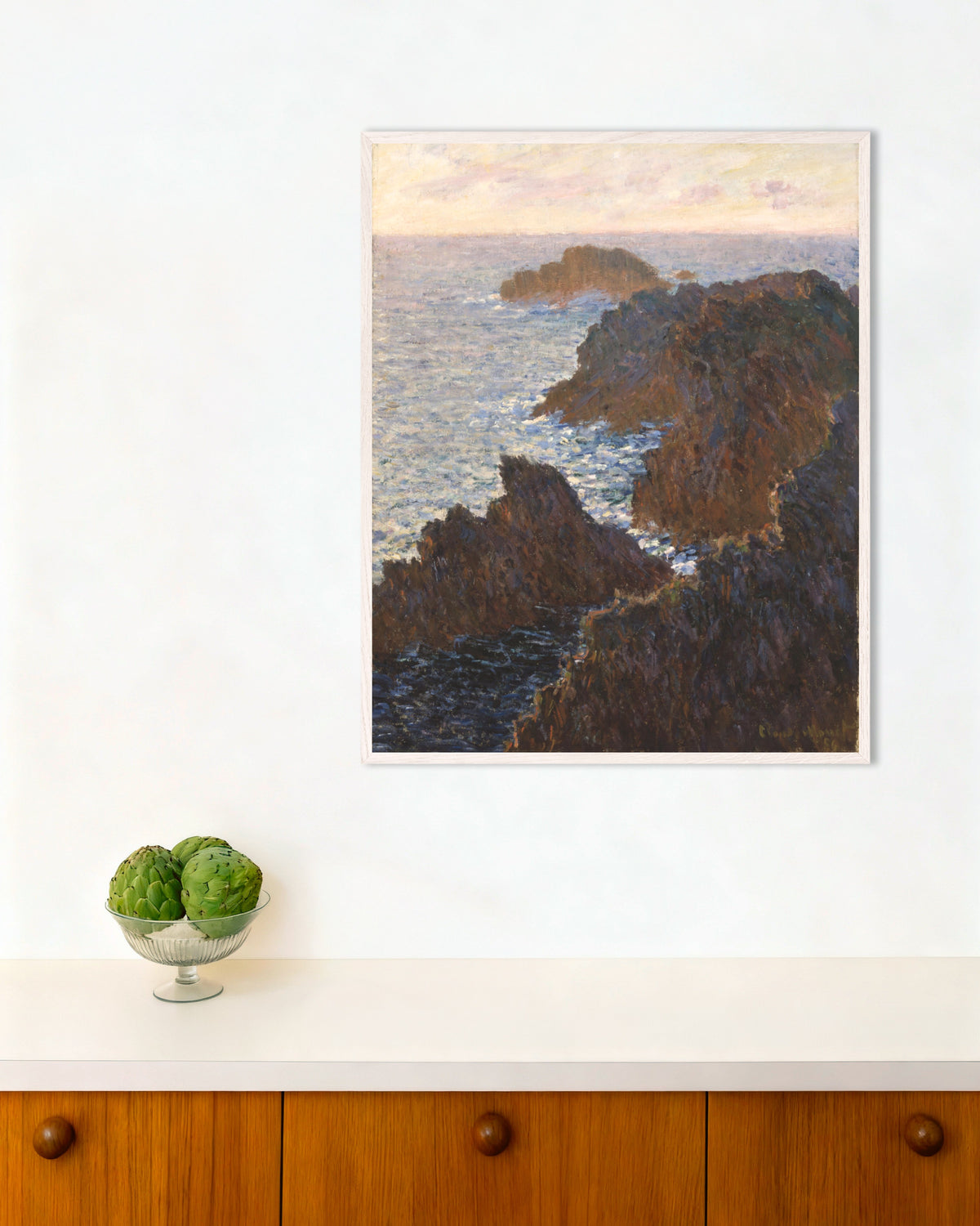 Poster Felsen auf Belle-Île, Port-Domois (1886) von Claude Monet mit weißem Holzrahmen