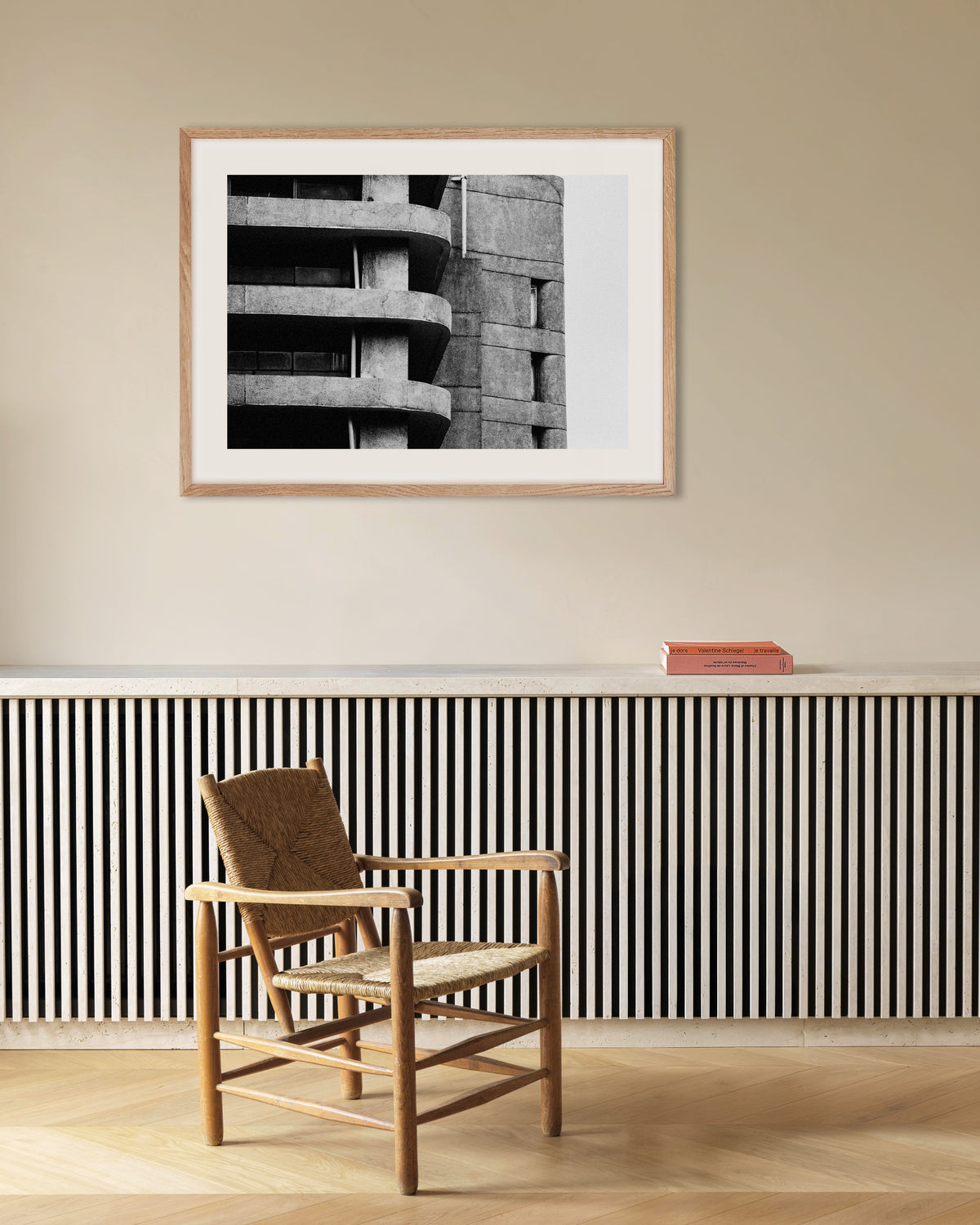 Poster „Abgerundete Balkonplatten“ mit naturfarbenem Holzrahmen