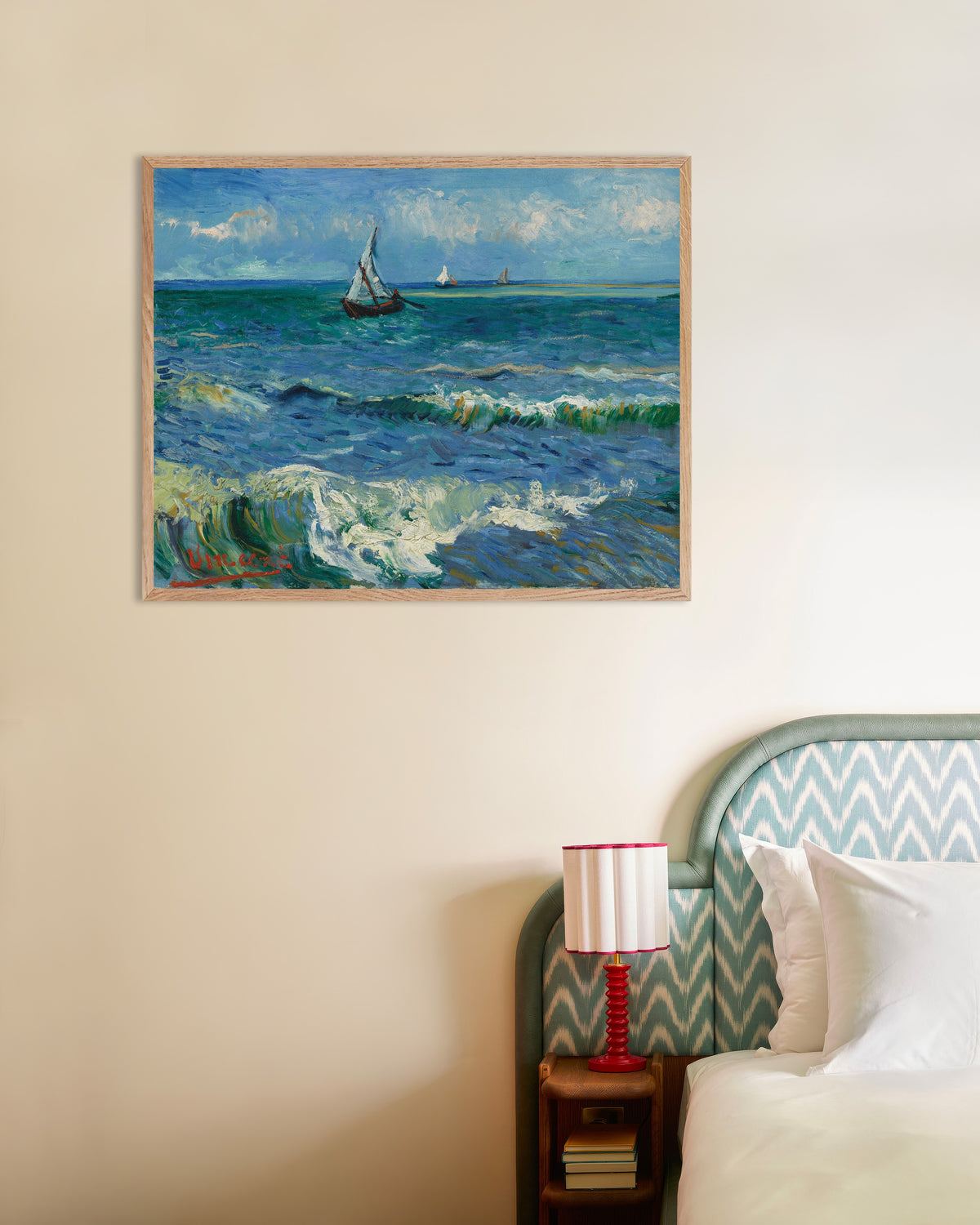 Poster mit Meereslandschaft bei Les Saintes-Maries-de-la-Mer (1888) von Vincent van Gogh, mit naturfarbenem Holzrahmen