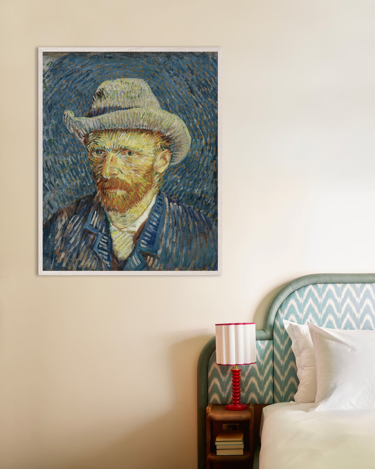 Poster mit Selbstbildnis mit grauem Filzhut (1887) von Vincent van Gogh, mit weißem Holzrahmen